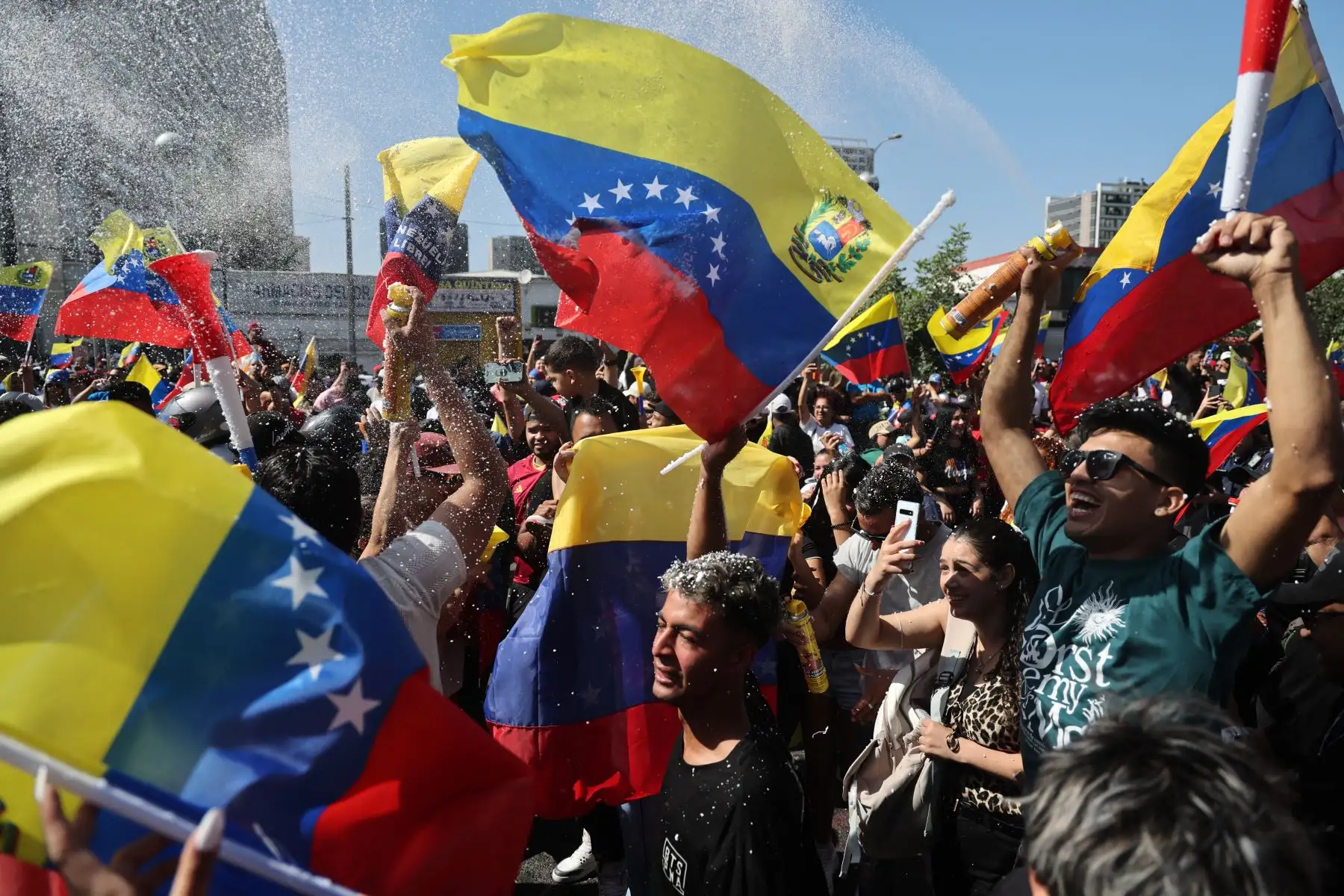 Venezolanos que viven en Chile celebran en Santiago después de que las fuerzas estadounidenses capturaran al líder venezolano Nicolás Maduro tras lanzar un "ataque a gran escala" contra Venezuela. La administración Trump dijo que Maduro y su esposa enfrentarán a "la plena ira de la justicia estadounidense" bajo cargos de drogas y terrorismo. Foto: AFP