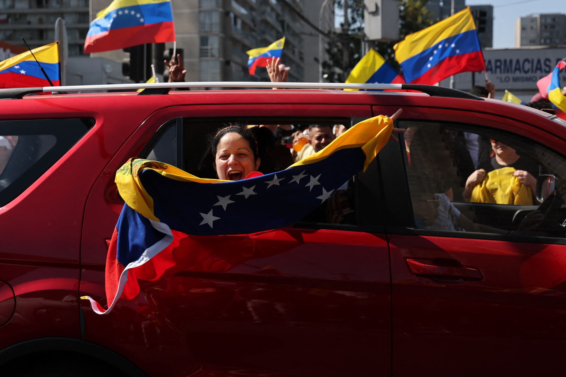 Venezolanos que viven en Chile celebran en Santiago después de que las fuerzas estadounidenses capturaran al líder venezolano Nicolás Maduro tras lanzar un "ataque a gran escala" contra Venezuela. La administración Trump dijo que Maduro y su esposa enfrentarán a "la plena ira de la justicia estadounidense" bajo cargos de drogas y terrorismo. Foto: AFP