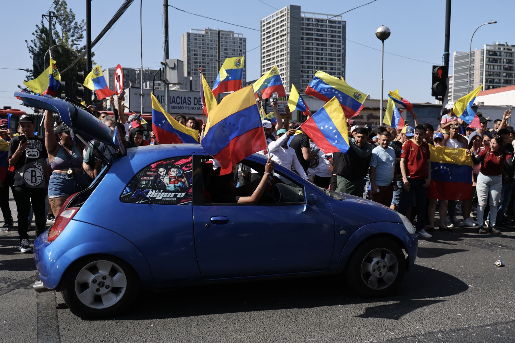 Venezolanos que viven en Chile celebran en Santiago después de que las fuerzas estadounidenses capturaran al líder venezolano Nicolás Maduro tras lanzar un "ataque a gran escala" contra Venezuela. La administración Trump dijo que Maduro y su esposa enfrentarán a "la plena ira de la justicia estadounidense" bajo cargos de drogas y terrorismo. Foto: AFP
