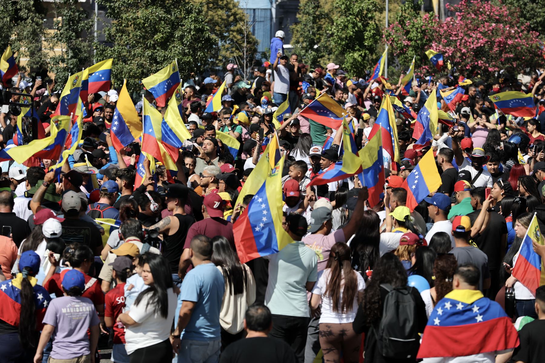 Venezolanos que viven en Chile celebran en Santiago después de que las fuerzas estadounidenses capturaran al líder venezolano Nicolás Maduro tras lanzar un "ataque a gran escala" contra Venezuela. La administración Trump dijo que Maduro y su esposa enfrentarán a "la plena ira de la justicia estadounidense" bajo cargos de drogas y terrorismo. Foto: AFP