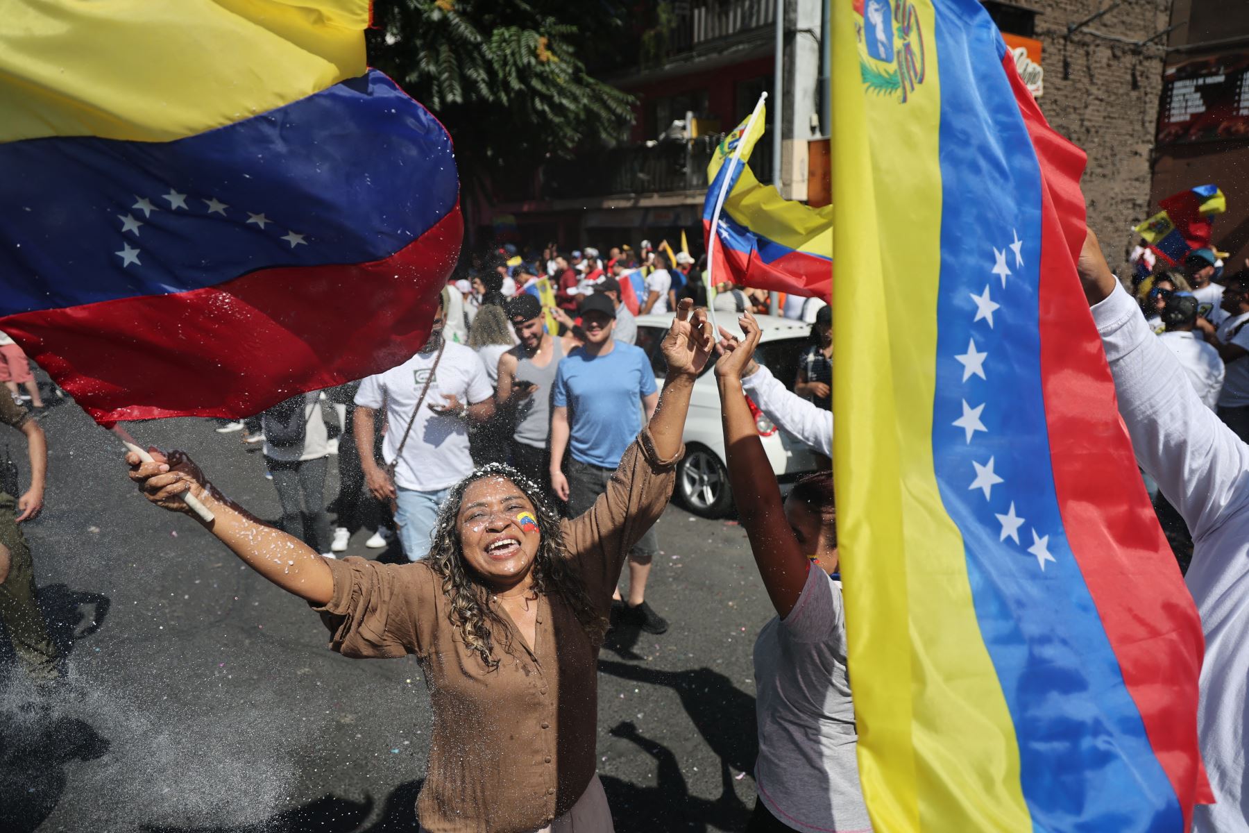 Venezolanos que viven en Chile celebran en Santiago después de que las fuerzas estadounidenses capturaran al líder venezolano Nicolás Maduro tras lanzar un "ataque a gran escala" contra Venezuela. La administración Trump dijo que Maduro y su esposa enfrentarán a "la plena ira de la justicia estadounidense" bajo cargos de drogas y terrorismo. Foto: AFP