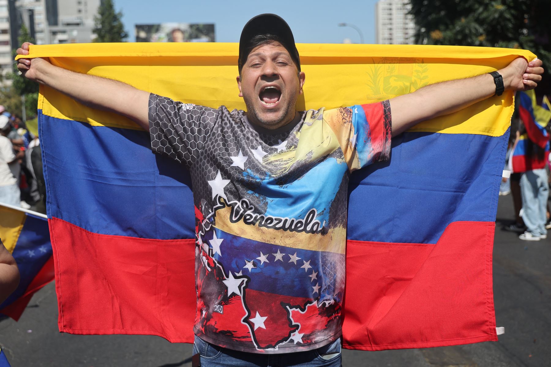 Venezolanos que viven en Chile celebran en Santiago después de que las fuerzas estadounidenses capturaran al líder venezolano Nicolás Maduro tras lanzar un "ataque a gran escala" contra Venezuela. La administración Trump dijo que Maduro y su esposa enfrentarán a "la plena ira de la justicia estadounidense" bajo cargos de drogas y terrorismo. Foto: AFP