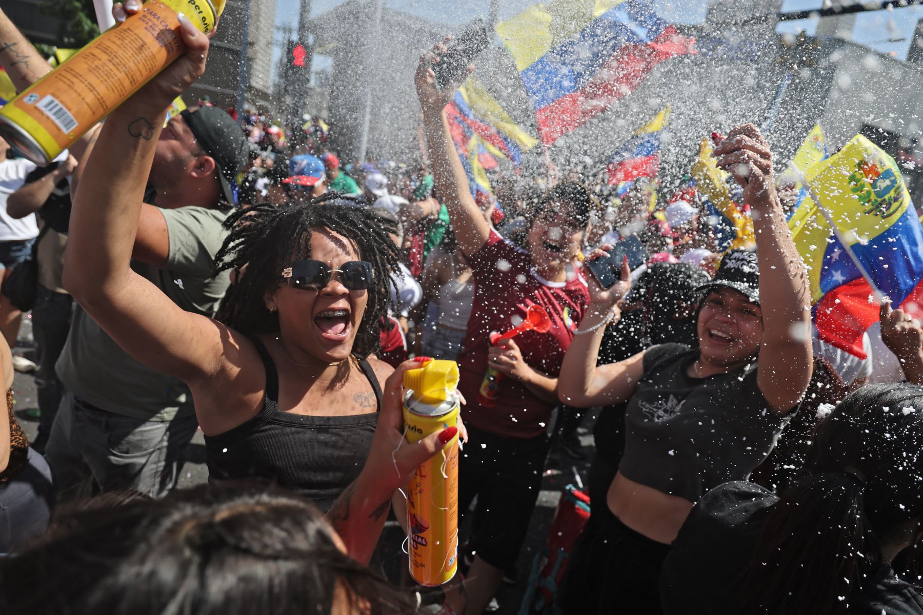 Venezolanos que viven en Chile celebran en Santiago después de que las fuerzas estadounidenses capturaran al líder venezolano Nicolás Maduro tras lanzar un "ataque a gran escala" contra Venezuela. La administración Trump dijo que Maduro y su esposa enfrentarán a "la plena ira de la justicia estadounidense" bajo cargos de drogas y terrorismo. Foto: AFP