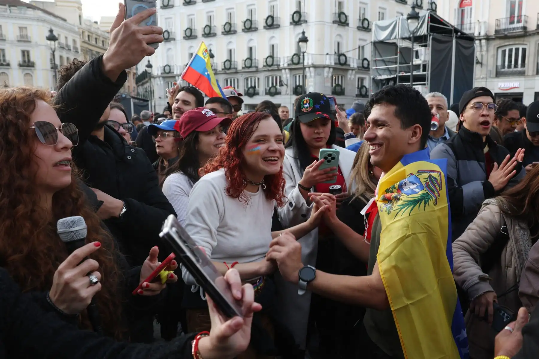 Venezolanos que viven en España celebran en Madrid después de que las fuerzas estadounidenses capturaran al líder venezolano Nicolás Maduro tras lanzar un "ataque a gran escala" contra Venezuela. La administración Trump dijo que Maduro y su esposa enfrentarán a "la plena ira de la justicia estadounidense" bajo cargos de drogas y terrorismo. Foto: AFP