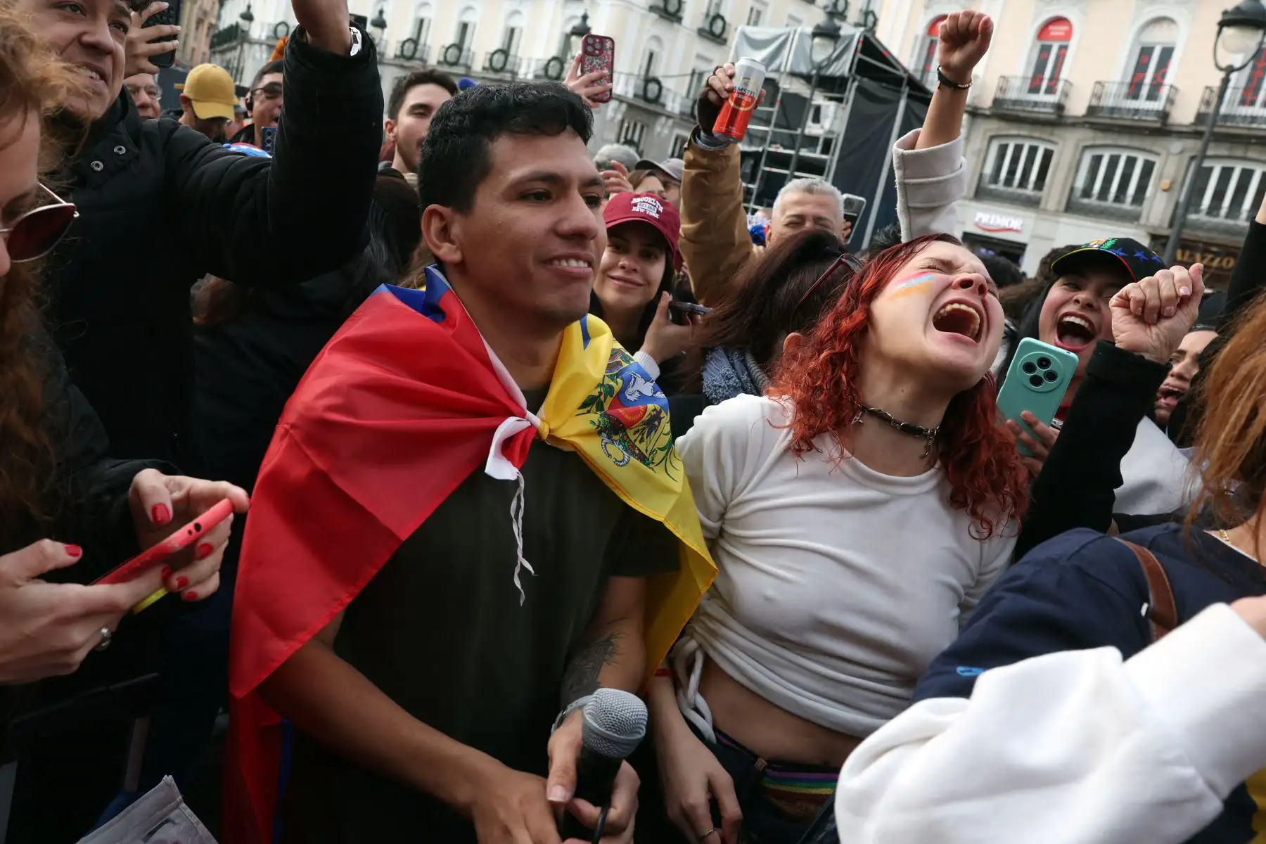 Venezolanos que viven en España celebran en Madrid después de que las fuerzas estadounidenses capturaran al líder venezolano Nicolás Maduro tras lanzar un "ataque a gran escala" contra Venezuela. La administración Trump dijo que Maduro y su esposa enfrentarán a "la plena ira de la justicia estadounidense" bajo cargos de drogas y terrorismo. Foto: AFP