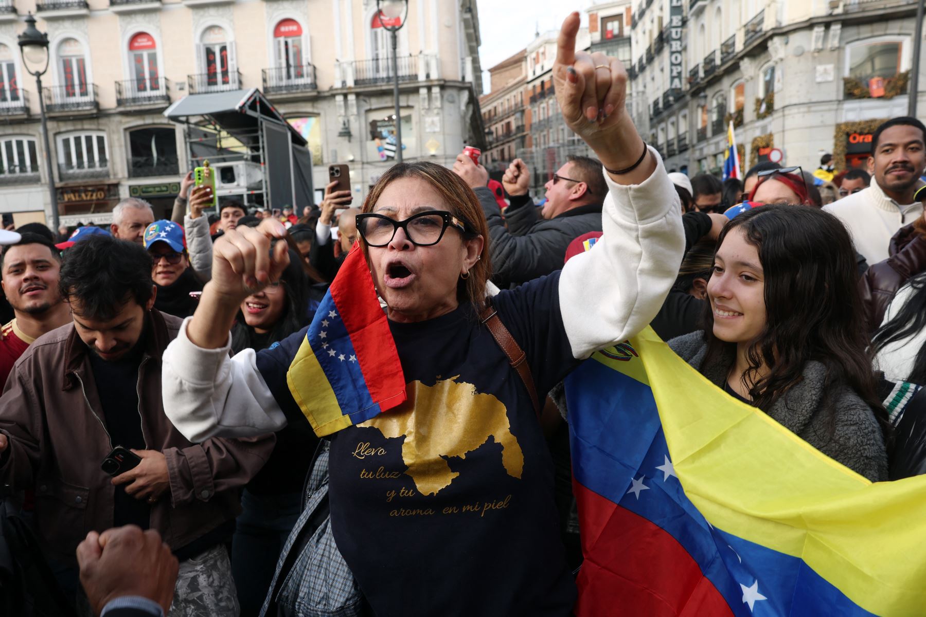 Venezolanos que viven en España celebran en Madrid después de que las fuerzas estadounidenses capturaran al líder venezolano Nicolás Maduro tras lanzar un "ataque a gran escala" contra Venezuela. La administración Trump dijo que Maduro y su esposa enfrentarán a "la plena ira de la justicia estadounidense" bajo cargos de drogas y terrorismo. Foto: AFP