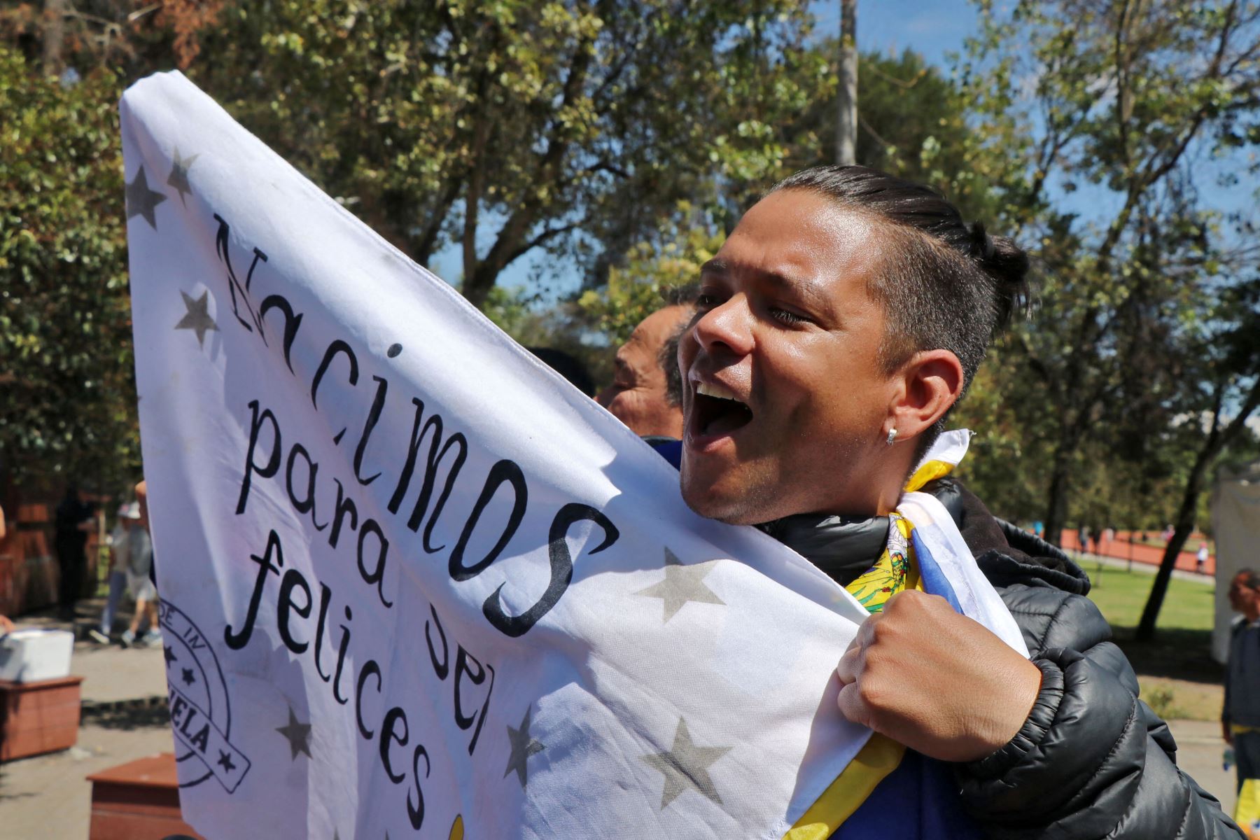 Venezolanos que viven en Ecuador, celebran en Quito después de que las fuerzas estadounidenses capturaran al líder venezolano Nicolás Maduro tras lanzar un "ataque a gran escala" contra Venezuela. La administración Trump dijo que Maduro y su esposa enfrentarán a "la plena ira de la justicia estadounidense" bajo cargos de drogas y terrorismo. Foto: AFP