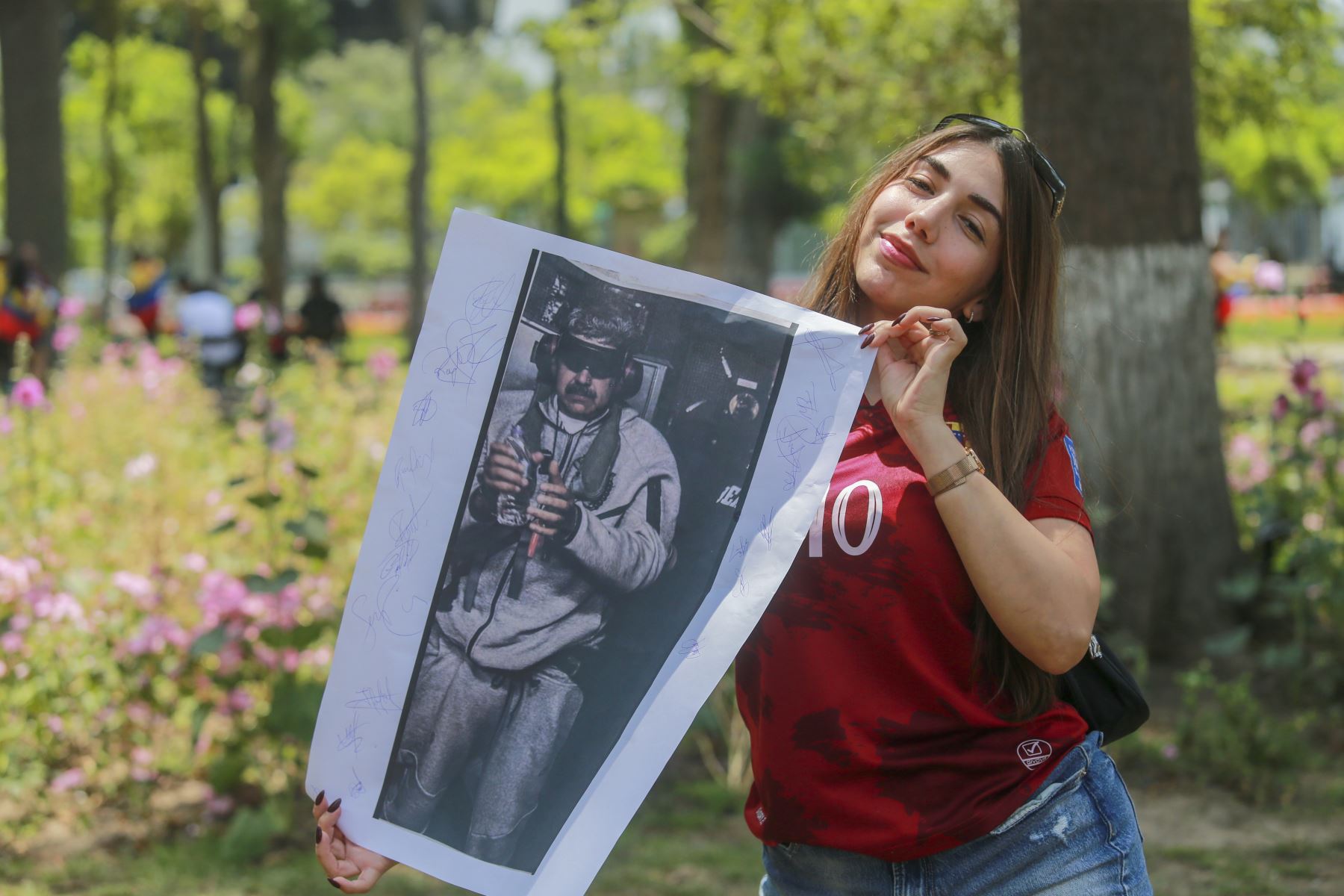 Numerosos ciudadanos venezolanos acudieron hoy a la embajada de su país en Lima tras el anuncio de la captura del presidente de Venezuela, Nicolás Maduro. Foto: ANDINA/ Ricardo Cuba