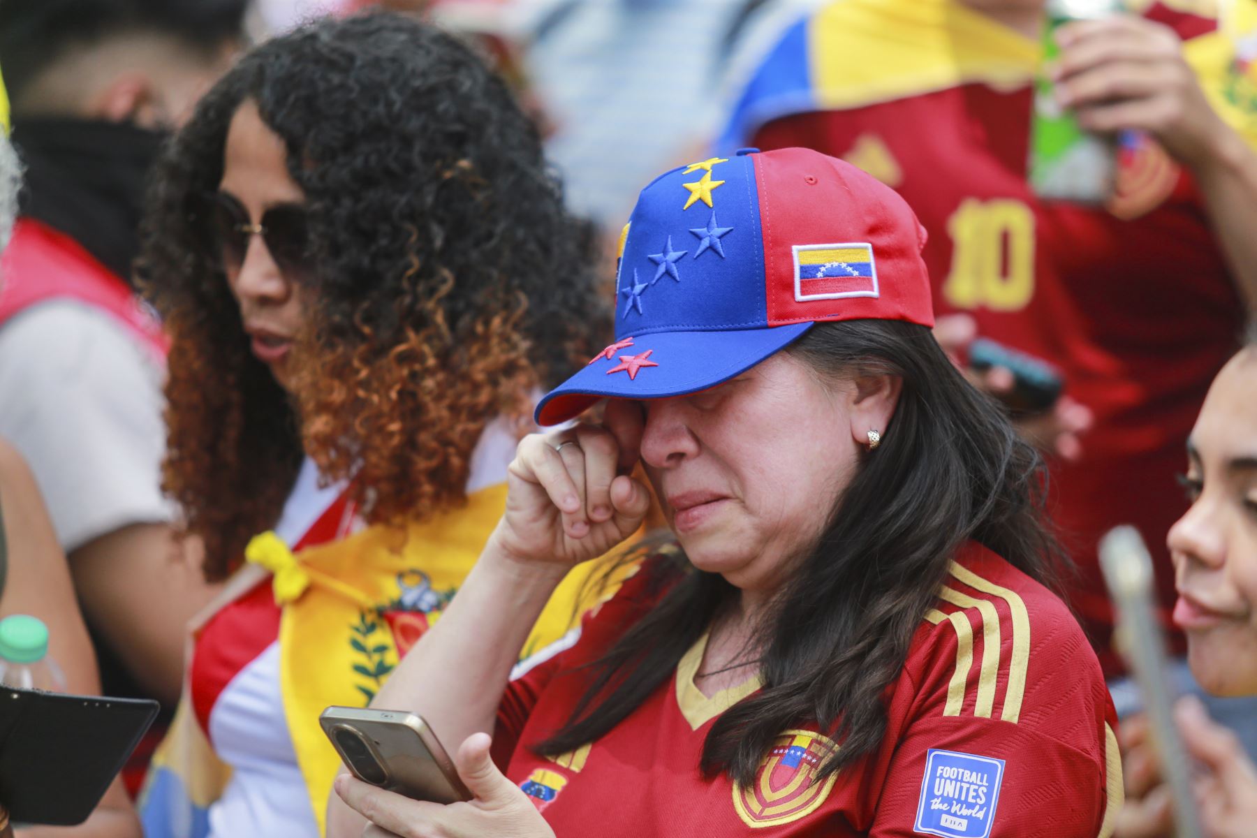 Numerosos ciudadanos venezolanos acudieron hoy a la embajada de su país en Lima tras el anuncio de la captura del presidente de Venezuela, Nicolás Maduro. Foto: ANDINA/ Ricardo Cuba