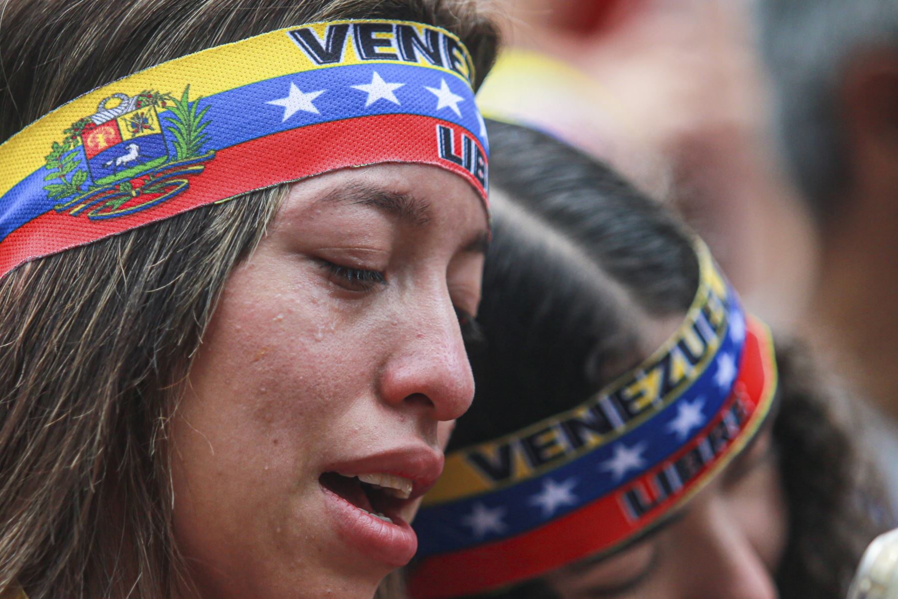 Numerosos ciudadanos venezolanos acudieron hoy a la embajada de su país en Lima tras el anuncio de la captura del presidente de Venezuela, Nicolás Maduro. Foto: ANDINA/ Ricardo Cuba