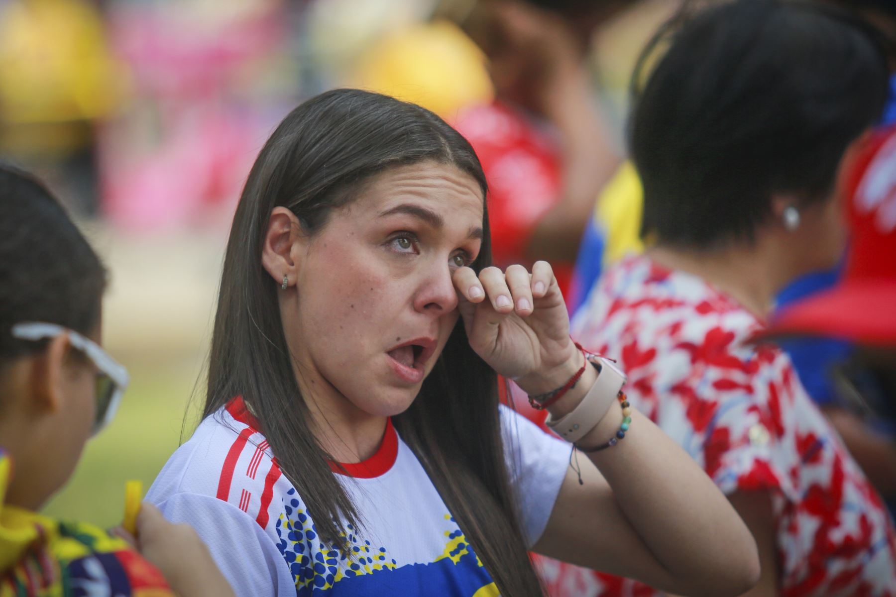Numerosos ciudadanos venezolanos acudieron hoy a la embajada de su país en Lima tras el anuncio de la captura del presidente de Venezuela, Nicolás Maduro. Foto: ANDINA/ Ricardo Cuba