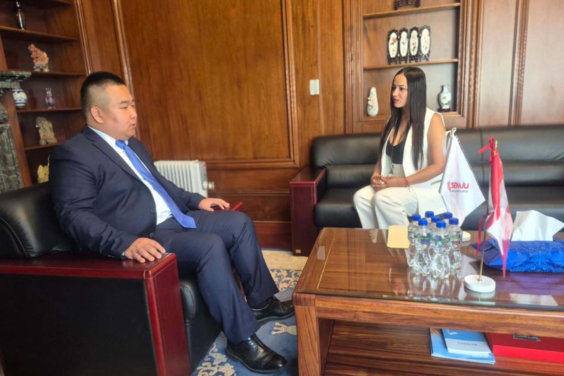 Senaju y China: alianza juvenil de Tai Chi, karaoke y stickers diplomáticos