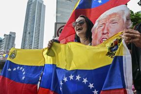 Venezolanos en Panamá celebran con banderas en la ciudad de Panamá, después de que fuerzas estadounidenses capturaran a Nicolás Maduro (imagen referencial). Foto: AFP.