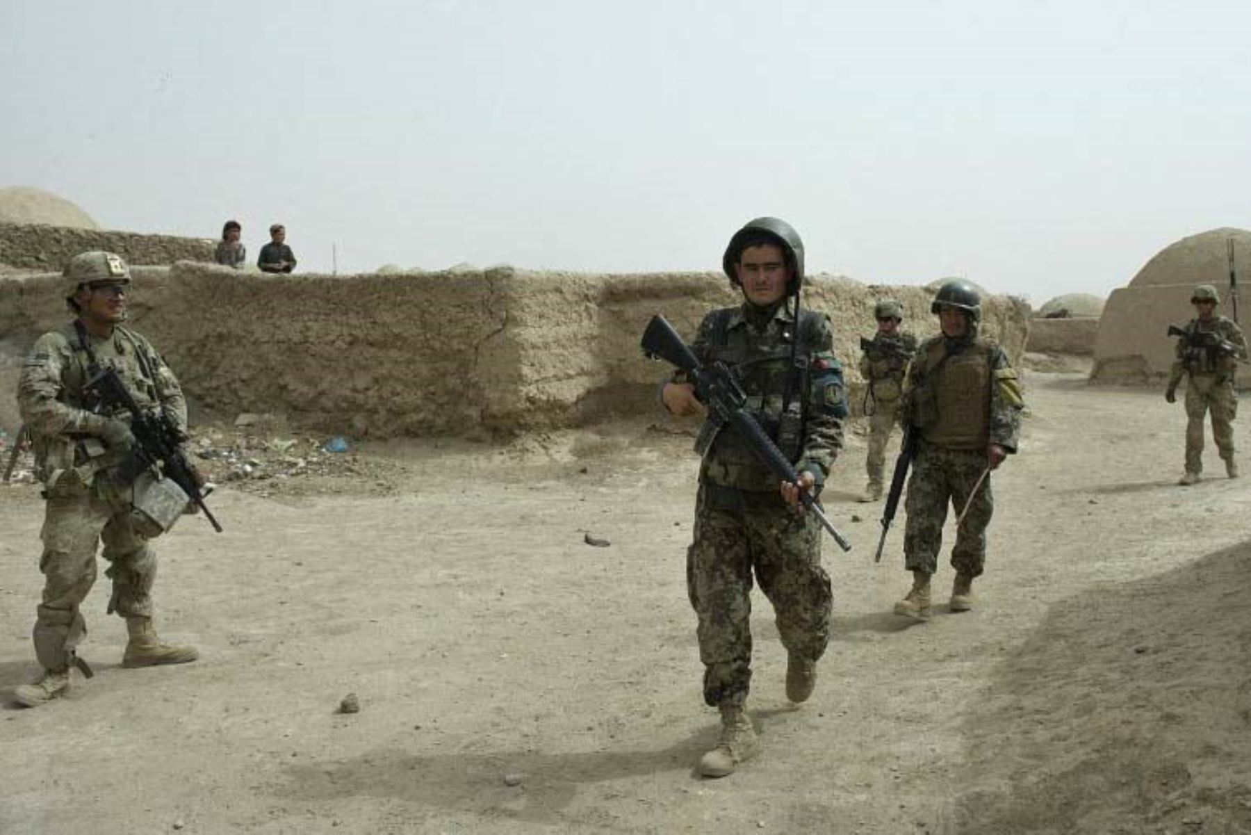 Tras la captura, el operativo activó protocolos internacionales de custodia y traslado, respetando procedimientos militares y legales definidos por Estados Unidos para detenidos considerados de alto valor estratégico y político. Foto: AFP