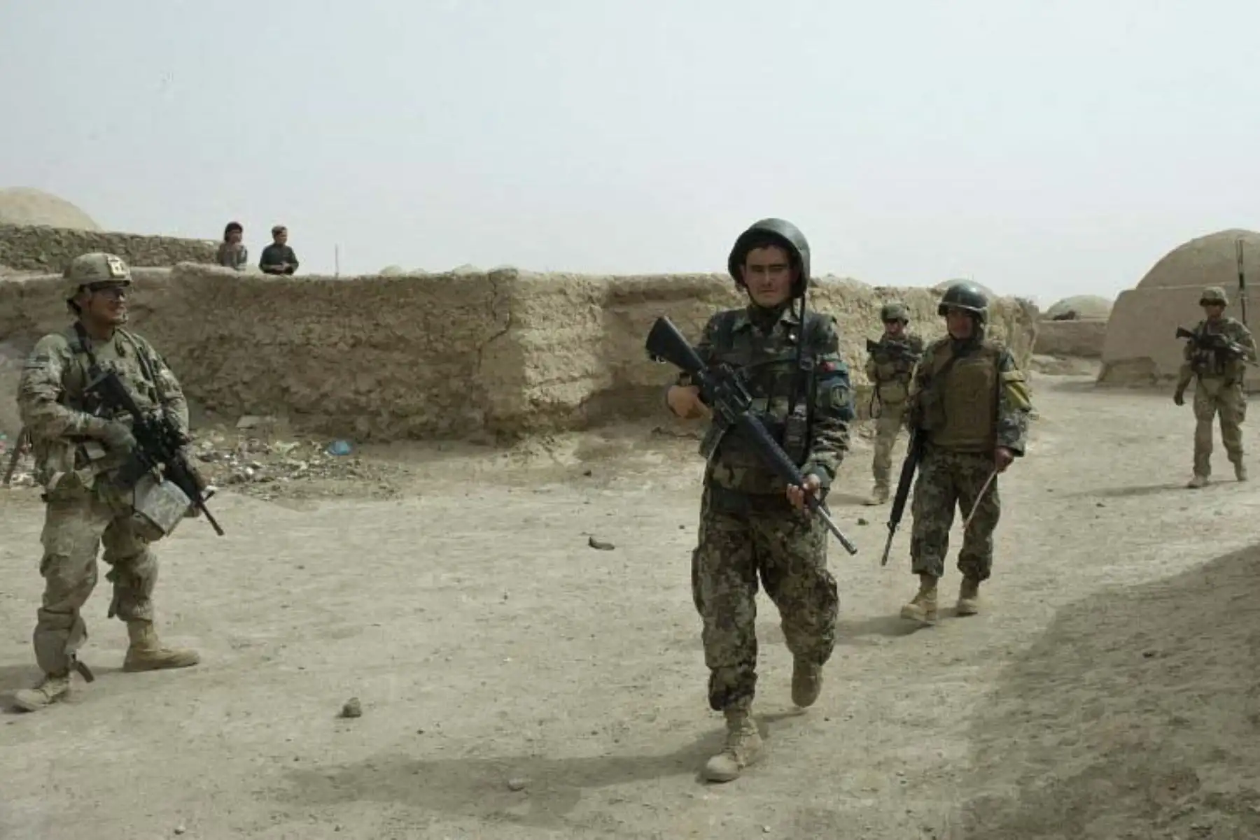 Tras la captura, el operativo activó protocolos internacionales de custodia y traslado, respetando procedimientos militares y legales definidos por Estados Unidos para detenidos considerados de alto valor estratégico y político. Foto: AFP