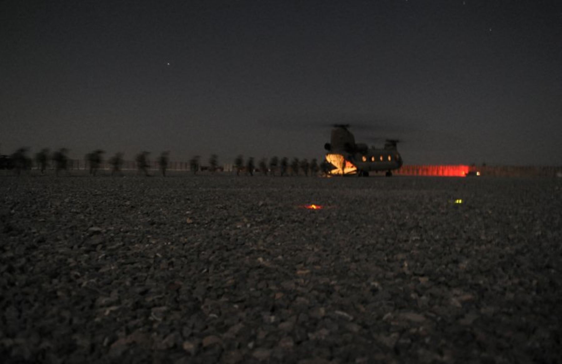 El despliegue se realizó en un contexto de máxima tensión regional, con estrictas medidas de sigilo para evitar filtraciones. La coordinación incluyó vigilancia aérea, apoyo de inteligencia electrónica y rutas de evacuación previamente aseguradas fuera del territorio venezolano. Foto: AFP