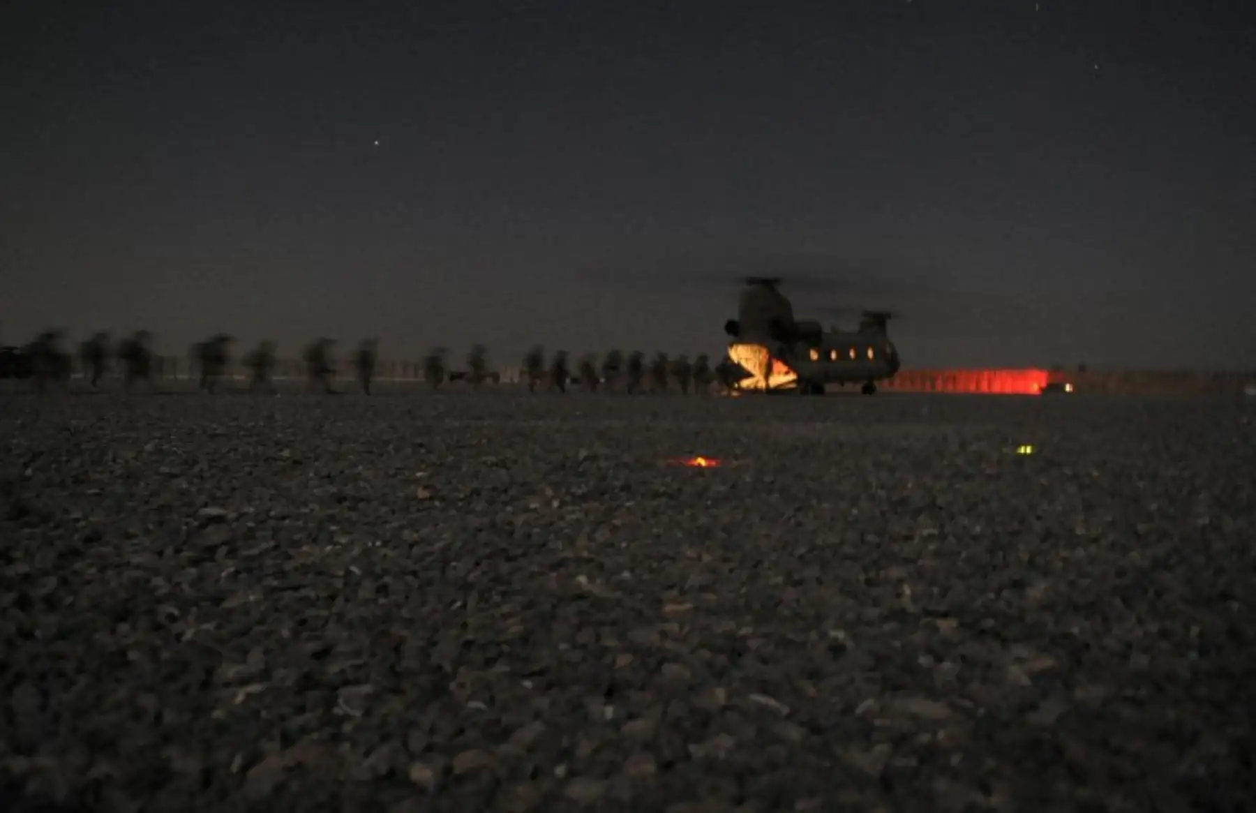 El despliegue se realizó en un contexto de máxima tensión regional, con estrictas medidas de sigilo para evitar filtraciones. La coordinación incluyó vigilancia aérea, apoyo de inteligencia electrónica y rutas de evacuación previamente aseguradas fuera del territorio venezolano. Foto: AFP