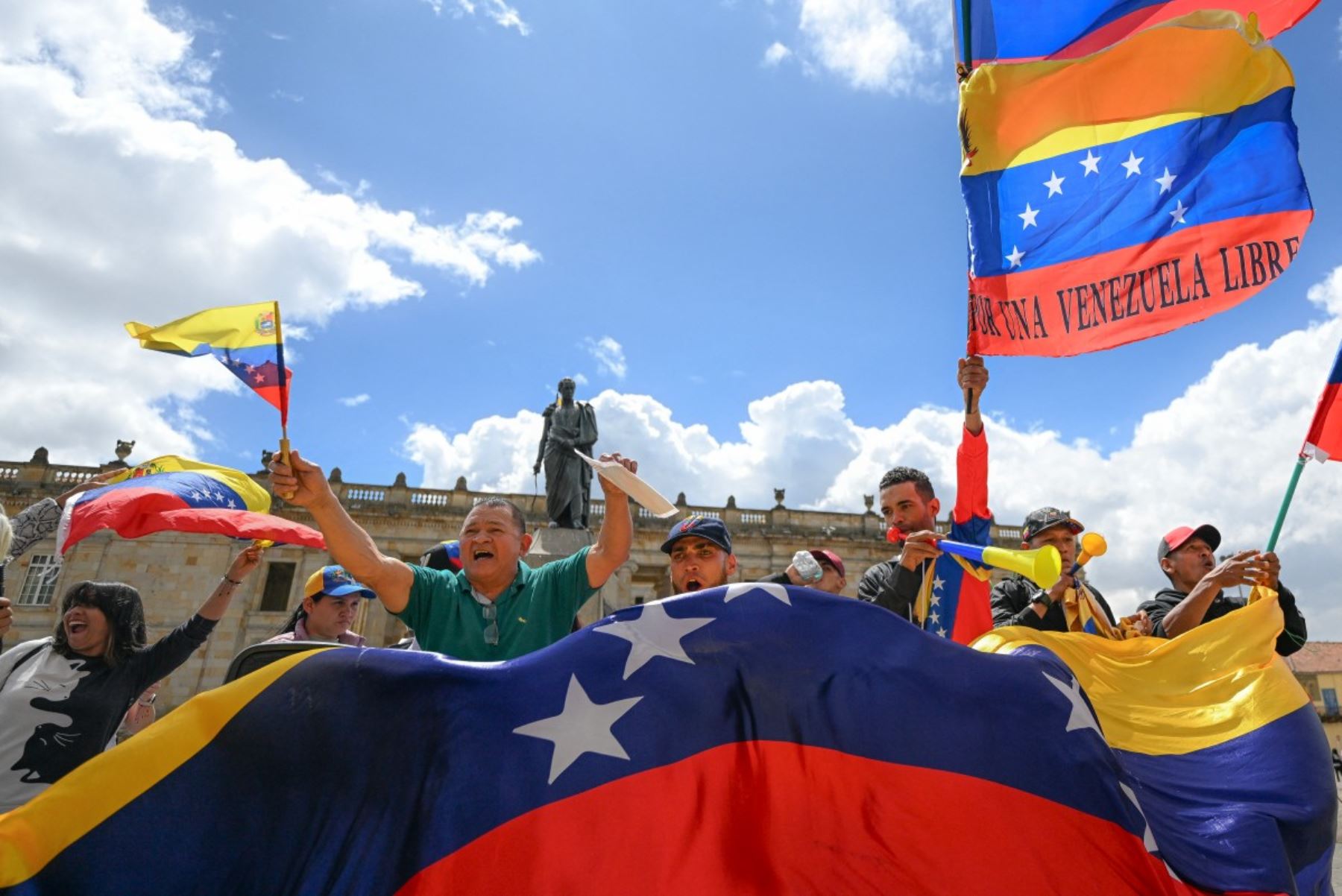 Venezolanos y ciudadanos colombianos celebran en la Plaza de Bolívar, en Bogotá, la captura de Nicolás Maduro por fuerzas estadounidenses. Entre banderas, cánticos y gestos de alivio, la multitud expresó esperanza por un cambio político en Venezuela y el anhelo de un eventual retorno de millones de migrantes. Foto: AFP