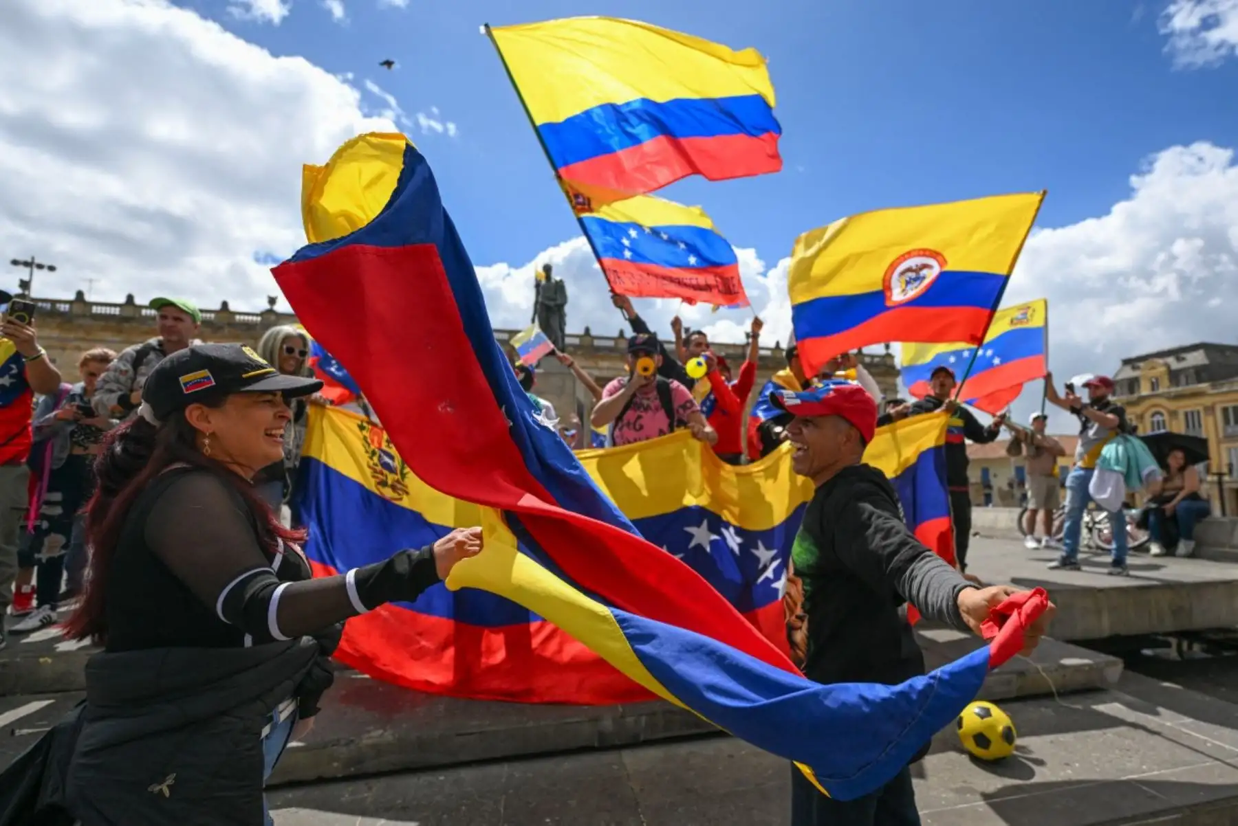 La noticia de la captura del líder venezolano provocó concentraciones espontáneas en el centro histórico de Bogotá. Manifestantes corearon consignas a favor de la democracia mientras recordaban los años de crisis que forzaron su salida del país, en una jornada marcada por emociones contenidas y expectativas inciertas. Foto: AFP