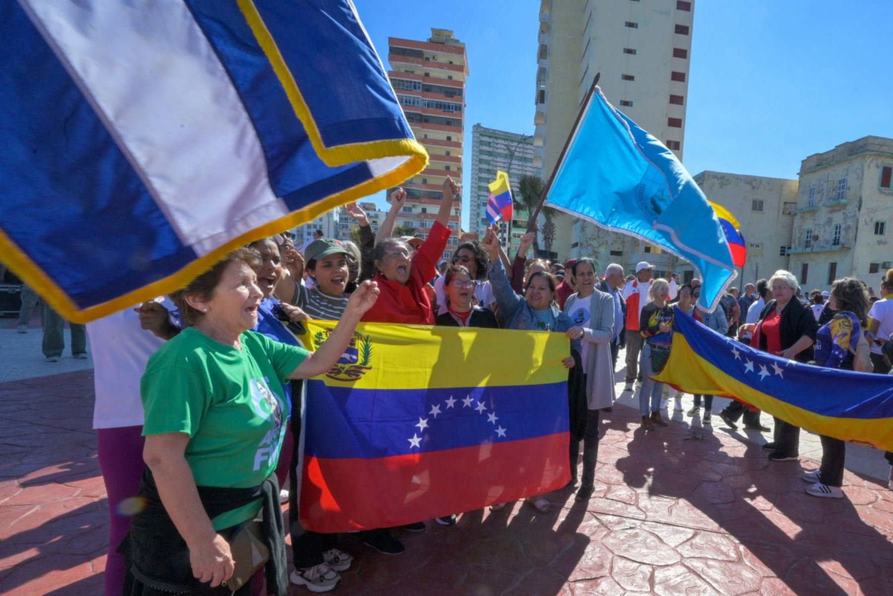 Miles de personas se concentraron en el malecón de La Habana para expresar su respaldo al gobierno venezolano tras la captura de Nicolás Maduro por fuerzas estadounidenses. Con banderas de Cuba y Venezuela, los asistentes denunciaron la intervención de Estados Unidos y llamaron a la unidad regional frente a lo que consideran una agresión externa. Foto: AFP