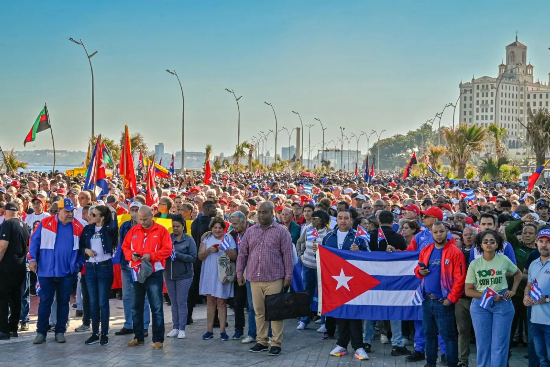 Simpatizantes del oficialismo cubano participaron en una movilización convocada en apoyo a Nicolás Maduro, luego de su captura por Estados Unidos. Entre consignas y banderas, los manifestantes rechazaron la operación militar en Caracas y reafirmaron la alianza política entre Cuba y Venezuela en un contexto de creciente tensión diplomática. Foto: AFP