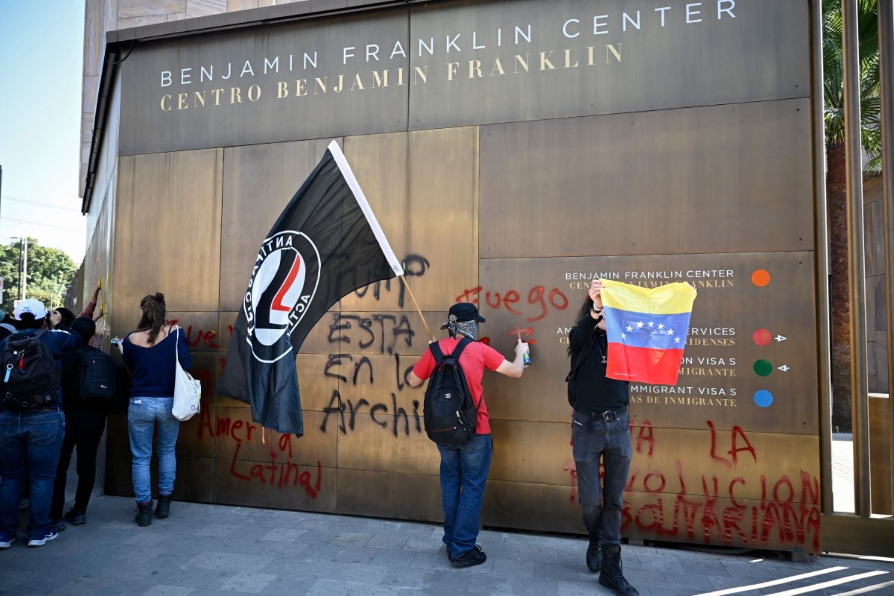 Manifestantes desplegaron banderas y consignas frente al Centro Benjamin Franklin, mientras denunciaban la acción de Estados Unidos en Caracas. La protesta reflejó el rechazo de sectores sociales mexicanos a la captura de Maduro y su solidaridad con el gobierno venezolano en medio de la escalada diplomática regional. Foto: AFP