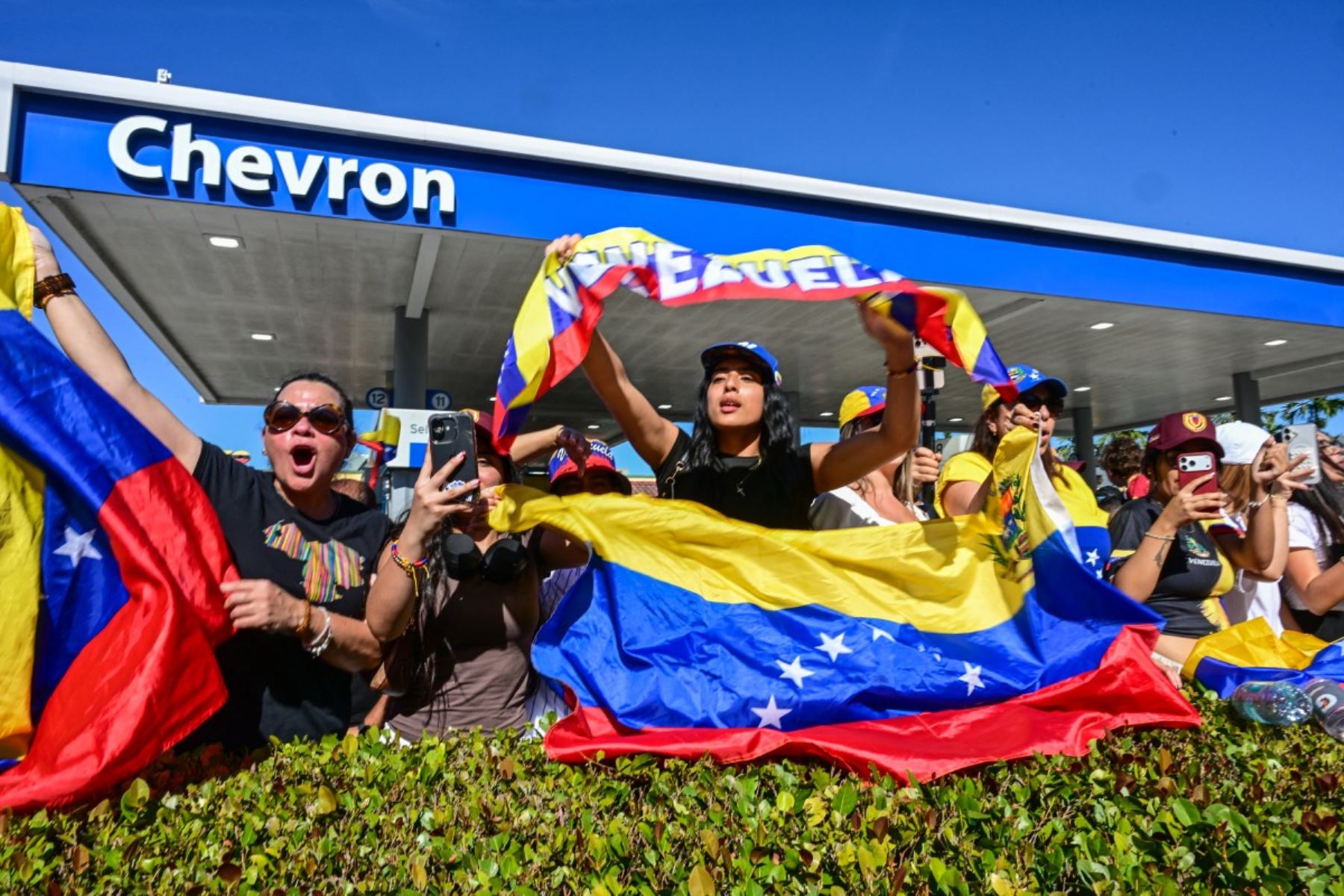 Venezolanos reaccionan en la ciudad de Doral, cerca de Miami, tras conocerse la captura de Nicolás Maduro por fuerzas estadounidenses. Entre banderas, gritos y teléfonos en alto, la comunidad celebró la noticia como un punto de quiebre, mientras seguía con atención los anuncios del presidente Donald Trump sobre el futuro de Venezuela. Foto: AFP