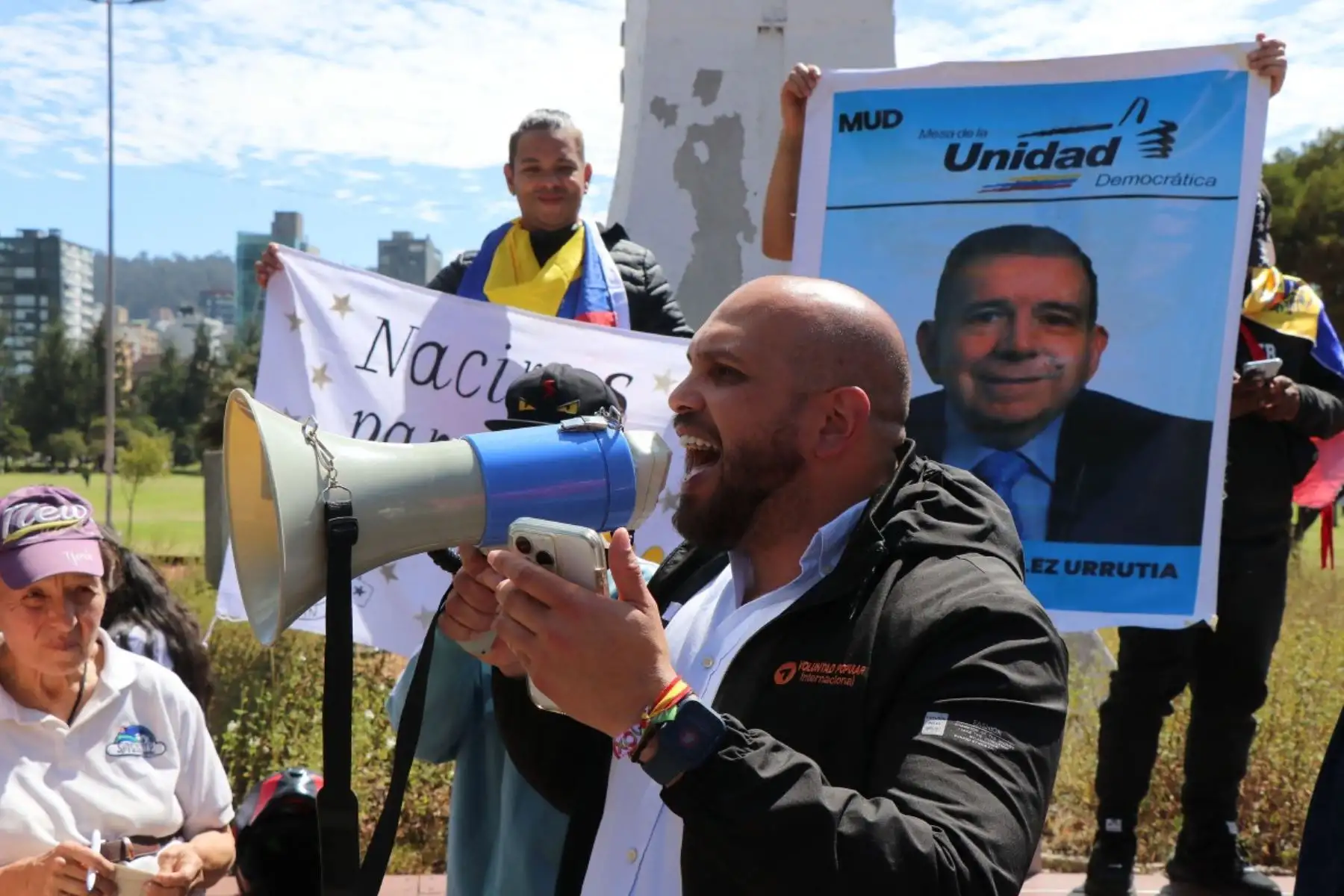Un venezolano residente en Ecuador utiliza un megáfono durante una concentración en Quito para celebrar la captura de Nicolás Maduro por fuerzas estadounidenses. Rodeado de banderas y pancartas, el manifestante expresó consignas a favor de un cambio político, reflejando el sentir de una diáspora activa y movilizada en la región andina. Foto: AFP
