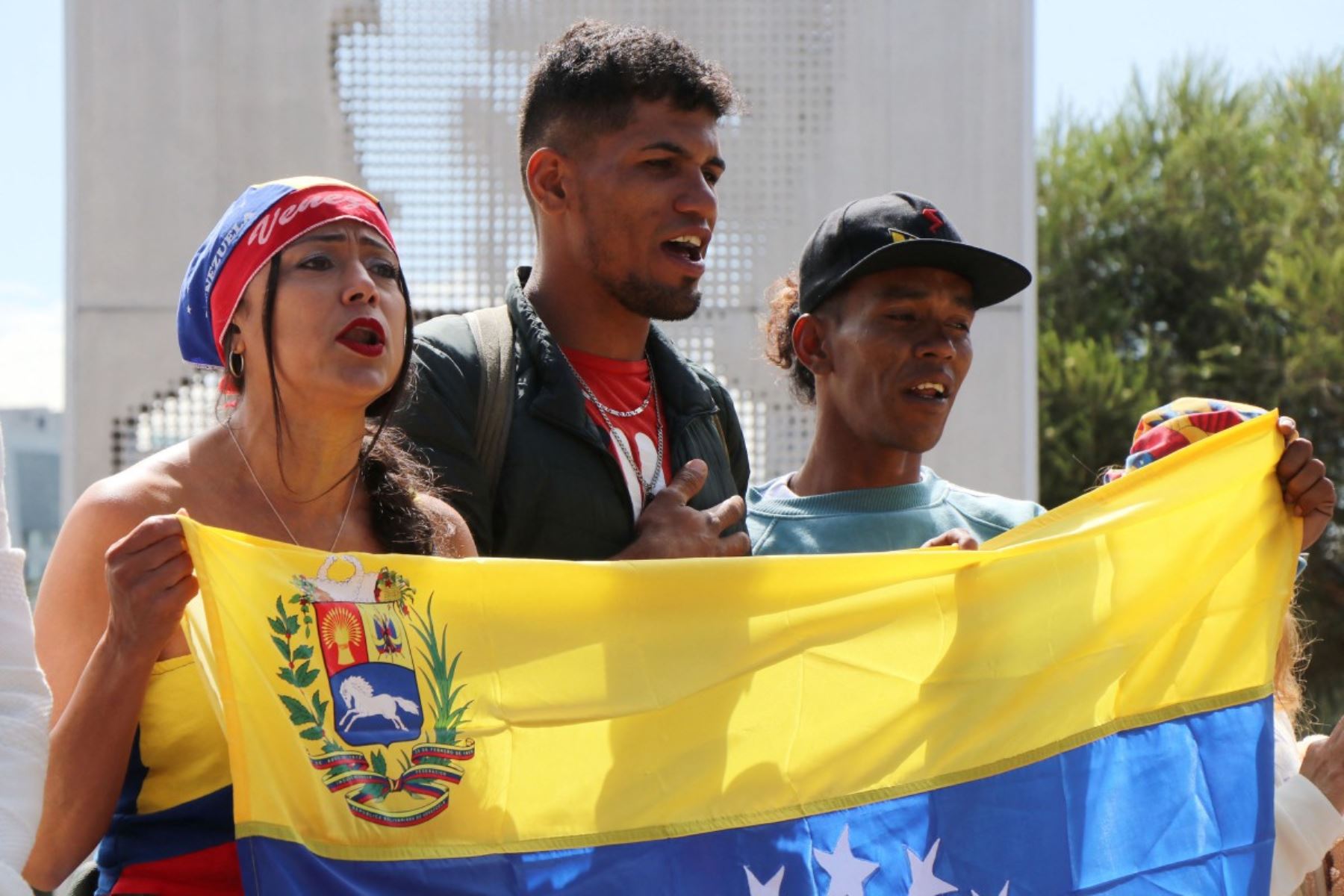 Venezolanos residentes en Ecuador sostienen la bandera de su país durante una concentración en Quito, tras conocerse la captura de Nicolás Maduro por fuerzas estadounidenses. La imagen refleja emoción contenida y unidad colectiva, en una jornada marcada por cánticos, gestos simbólicos y la expectativa de un cambio político en Venezuela. Foto: AFP