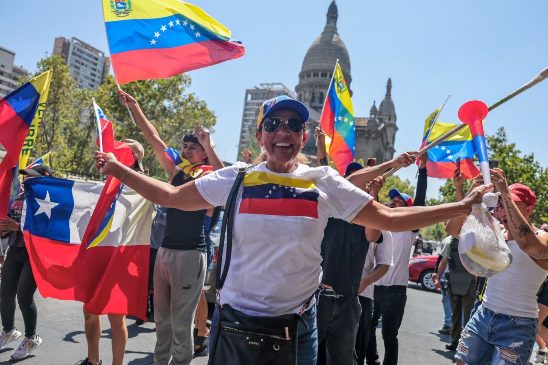 Venezolanos residentes en Chile celebran en las calles de Santiago tras conocerse la captura de Nicolás Maduro por fuerzas estadounidenses. Entre banderas, bocinas y gestos de euforia, la jornada reflejó el alivio y la esperanza de una comunidad migrante que anhela estabilidad y un eventual retorno a Venezuela. Foto: AFP