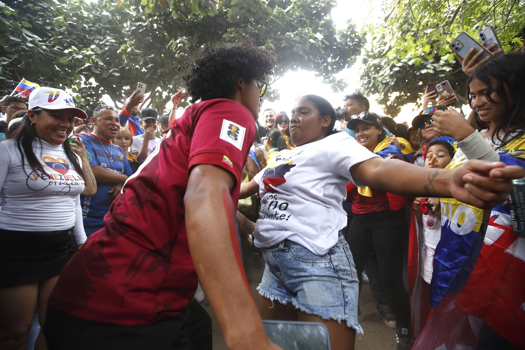 Venezolanos que viven en Perú celebran en Lima después de que las fuerzas estadounidenses capturaran al líder venezolano Nicolás Maduro tras lanzar un "ataque a gran escala" contra Venezuela. 
Foto: ANDINA/Eddy Ramos