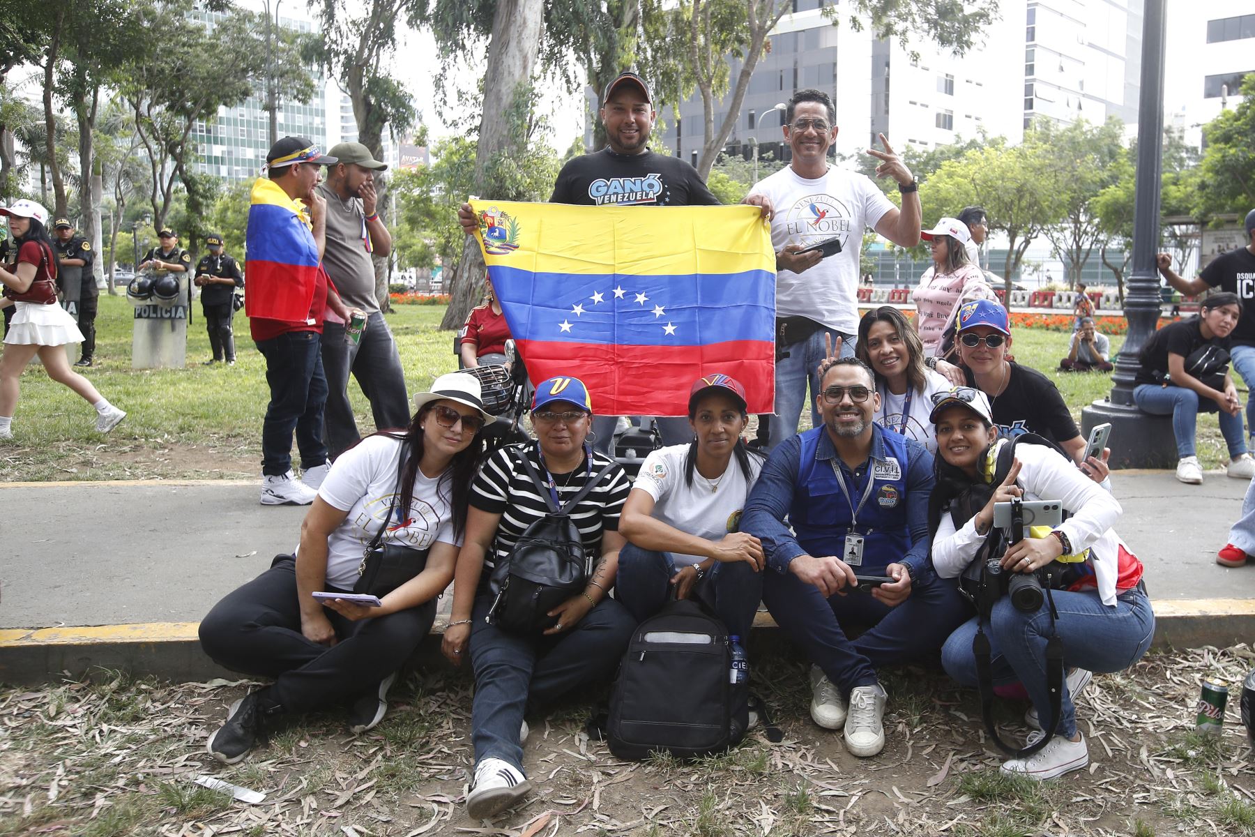 Venezolanos que viven en Perú celebran en Lima después de que las fuerzas estadounidenses capturaran al líder venezolano Nicolás Maduro tras lanzar un "ataque a gran escala" contra Venezuela. 
Foto: ANDINA/Eddy Ramos