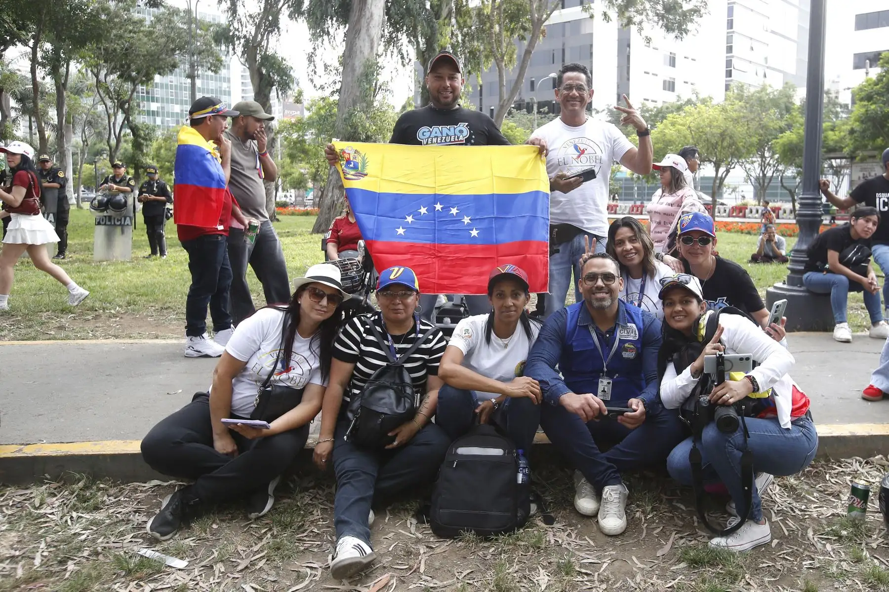 Venezolanos que viven en Perú celebran en Lima después de que las fuerzas estadounidenses capturaran al líder venezolano Nicolás Maduro tras lanzar un "ataque a gran escala" contra Venezuela. 
Foto: ANDINA/Eddy Ramos