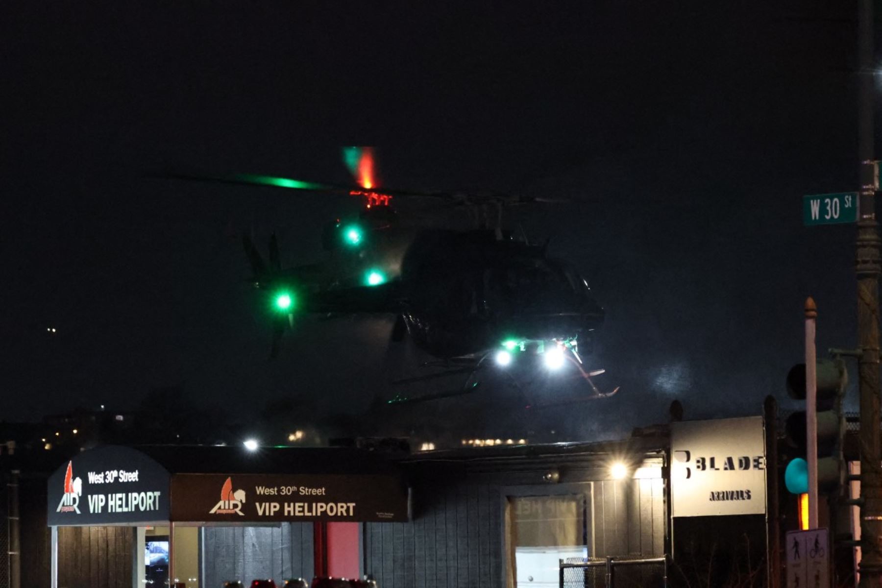 Nicolás Maduro arribó a Nueva York bajo estrictas medidas de seguridad, culminando un traslado que incluyó un vuelo militar y un desplazamiento final en helicóptero. El aterrizaje se produjo en un helipuerto del oeste de Manhattan, a orillas del río Hudson, en una operación seguida de cerca por autoridades federales. Foto: AFP