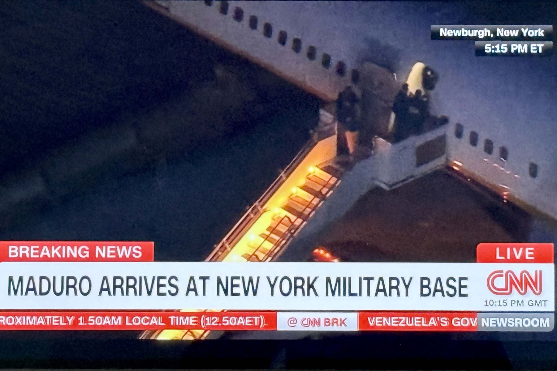 Nicolás Maduro llegó este sábado a Nueva York en helicóptero, tras ser trasladado previamente en un avión militar a un aeropuerto del norte del estado. El aparato aterrizó en un helipuerto junto al río Hudson, en el oeste de Manhattan. El mandatario será llevado a una instalación federal vinculada a la DEA y luego al Metropolitan Detention Center, donde afrontará cargos por narcoterrorismo, conspiración para importar cocaína y delitos relacionados con armas automáticas. Foto: Captura de Pantalla