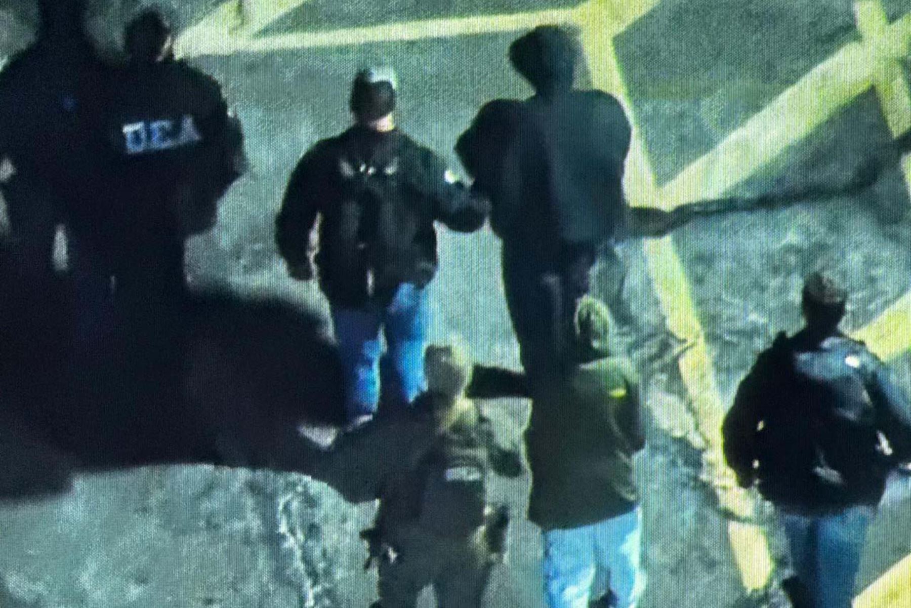 Nicolás Maduro llegó este sábado a Nueva York en helicóptero, tras ser trasladado previamente en un avión militar a un aeropuerto del norte del estado. El aparato aterrizó en un helipuerto junto al río Hudson, en el oeste de Manhattan. El mandatario será llevado a una instalación federal vinculada a la DEA y luego al Metropolitan Detention Center, donde afrontará cargos por narcoterrorismo, conspiración para importar cocaína y delitos relacionados con armas automáticas. Foto: Captura de Pantalla