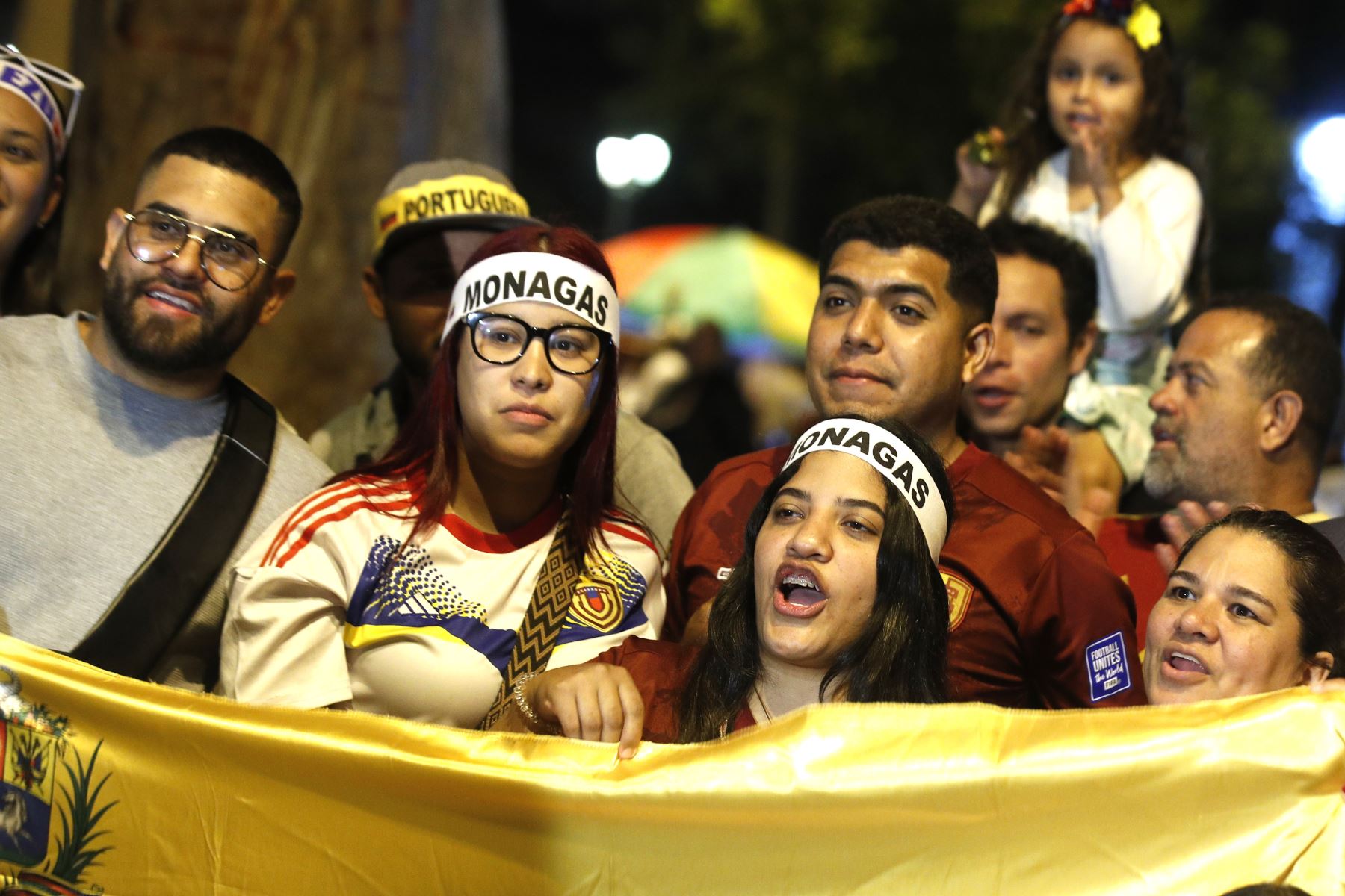 Aunque predominó la alegría, algunos manifestantes expresaron cautela frente al futuro político del país. Entre aplausos y abrazos, se escucharon llamados a una transición pacífica y a la unidad, conscientes de que el desenlace del proceso aún está por definirse. 
Foto: ANDINA/Eddy Ramos