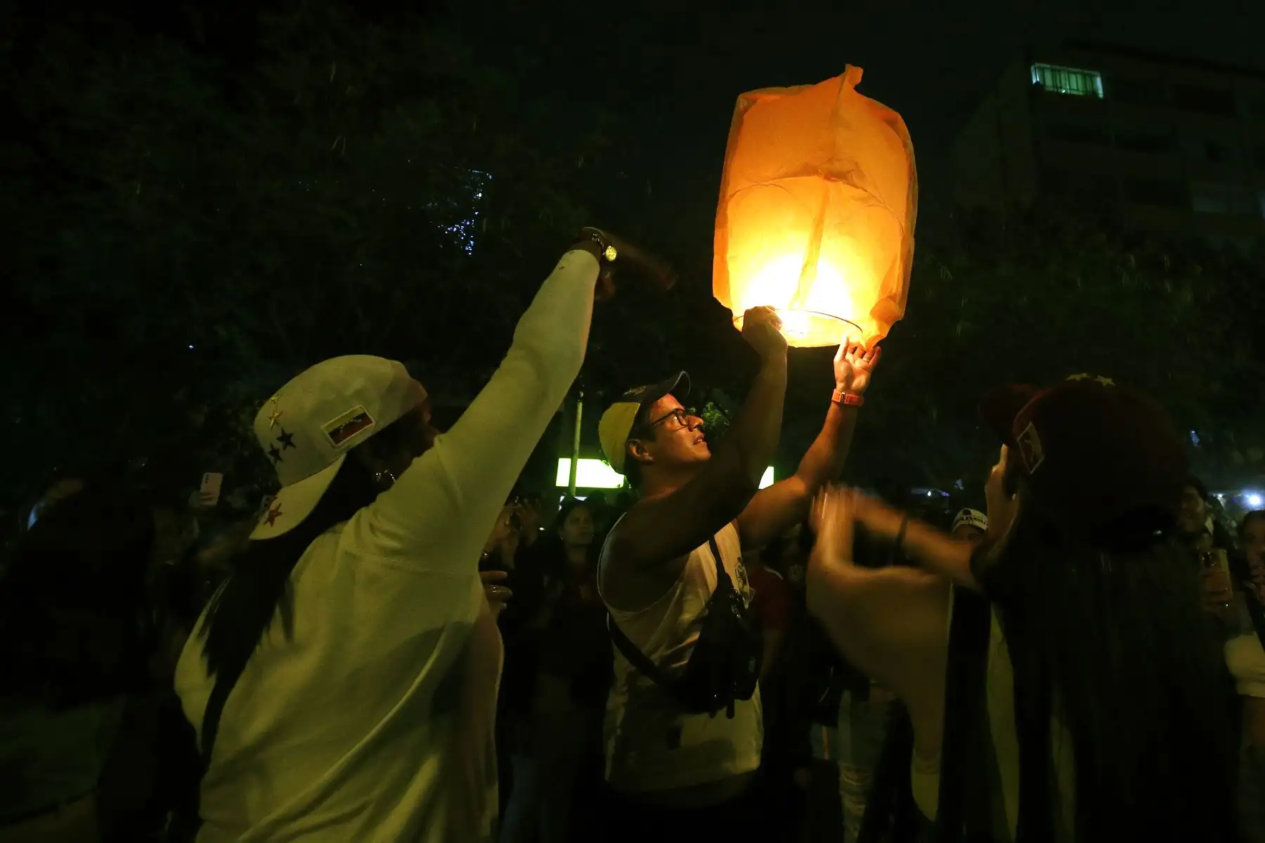Banderas venezolanas, camisetas tricolor y pancartas improvisadas dominaron la escena. Los asistentes entonaron consignas y canciones alusivas a su país, transformando la reunión en un acto colectivo de identidad y memoria, tras años de migración forzada y separación familiar. 
Foto: ANDINA/Eddy Ramos