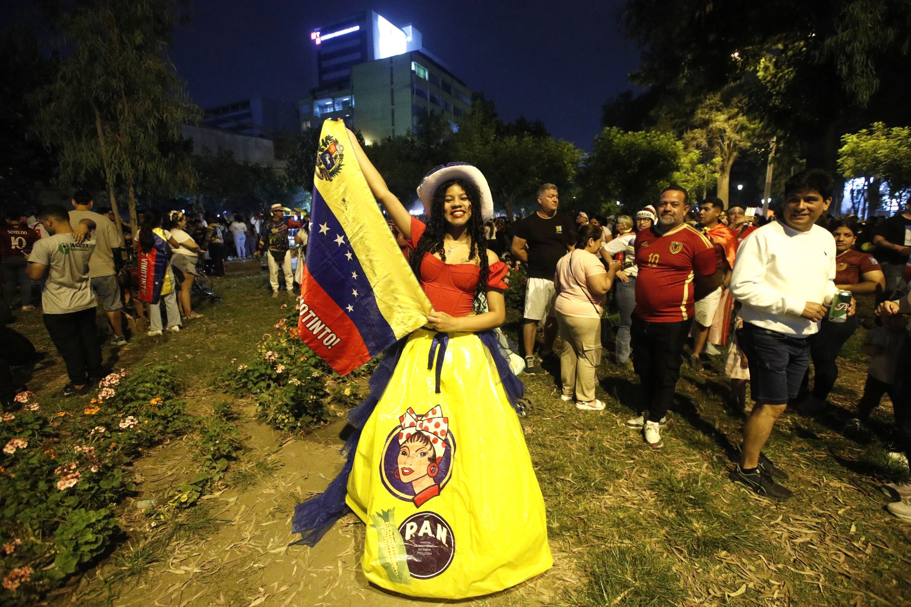 Para muchos migrantes, la jornada representó el cierre simbólico de una etapa marcada por el exilio. Varios participantes coincidieron en que la captura de Maduro abre un escenario incierto, pero distinto, que reactiva la esperanza de reconstrucción nacional. 
Foto: ANDINA/Eddy Ramos