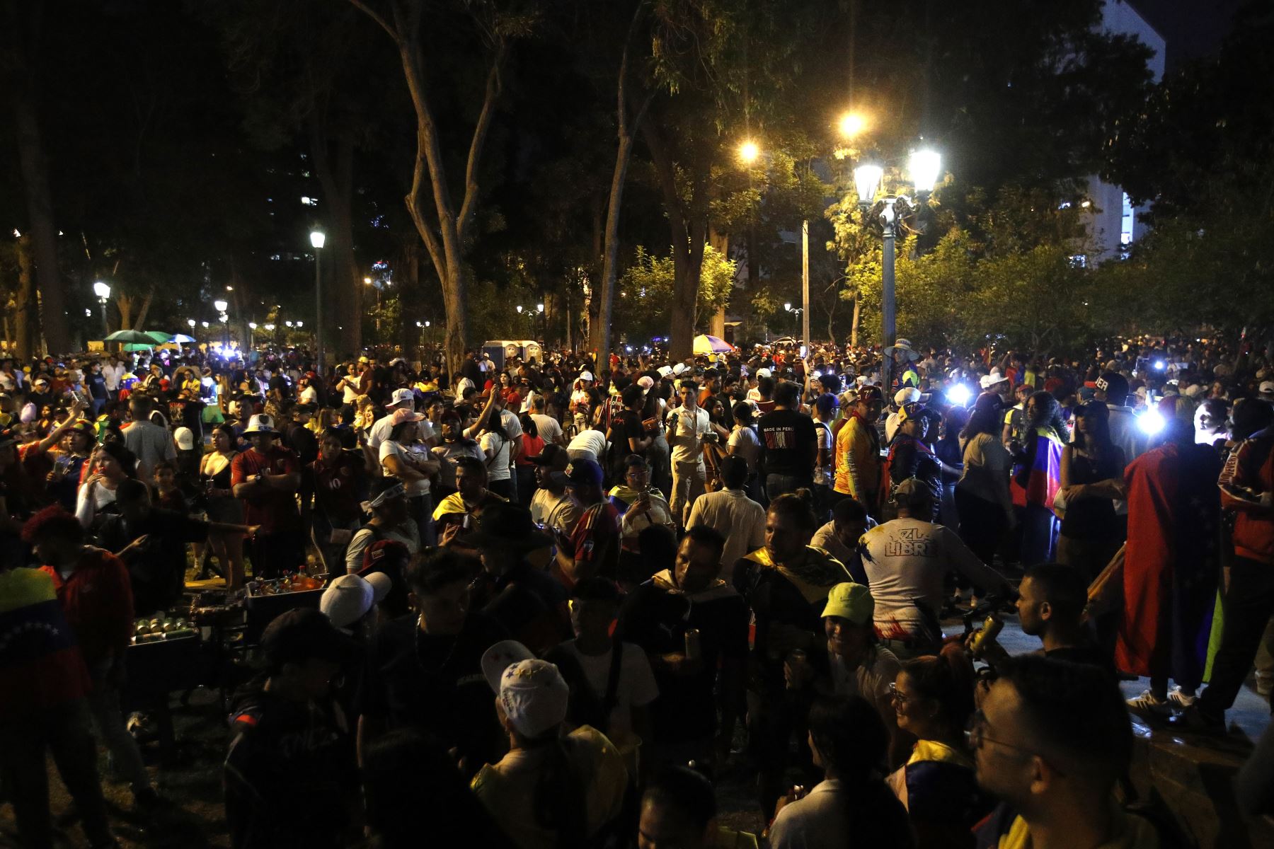 La celebración transcurrió sin incidentes y bajo un ambiente mayoritariamente festivo. A lo largo de las horas, grupos se turnaron para llegar y retirarse, mientras otros optaron por permanecer en vigilia, compartiendo alimentos, bebidas y relatos personales sobre su salida de Venezuela. 
Foto: ANDINA/Eddy Ramos