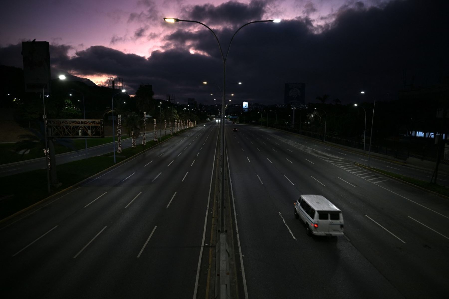Vista de una calle vacía en Caracas, el 4 de enero de 2026, un día después de que el presidente de Venezuela, Nicolás Maduro, fuera capturado en una huelga estadounidense. Foto: AFP