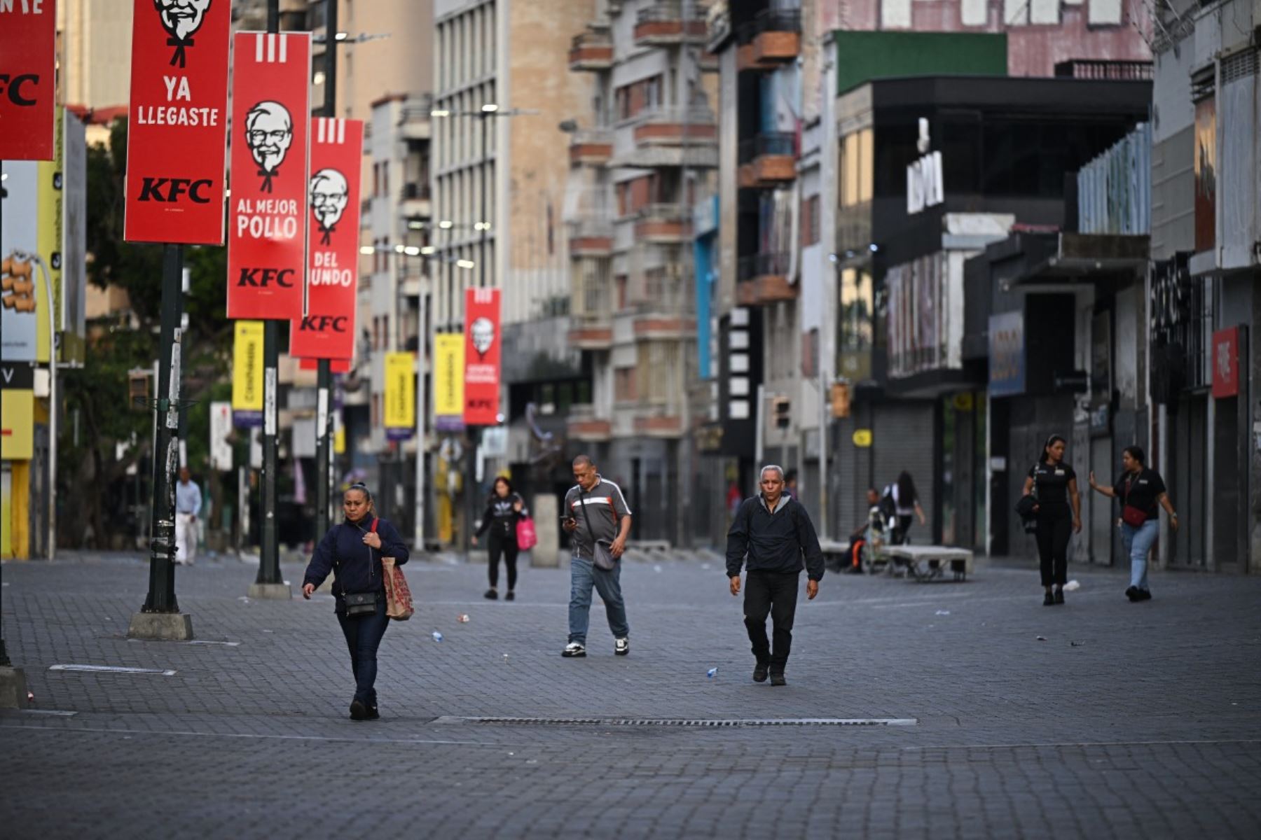 La gente camina por el bulevar Sabana Grande en Caracas el 4 de enero de 2026, un día después de que el presidente de Venezuela, Nicolás Maduro, fuera capturado. Foto: AFP