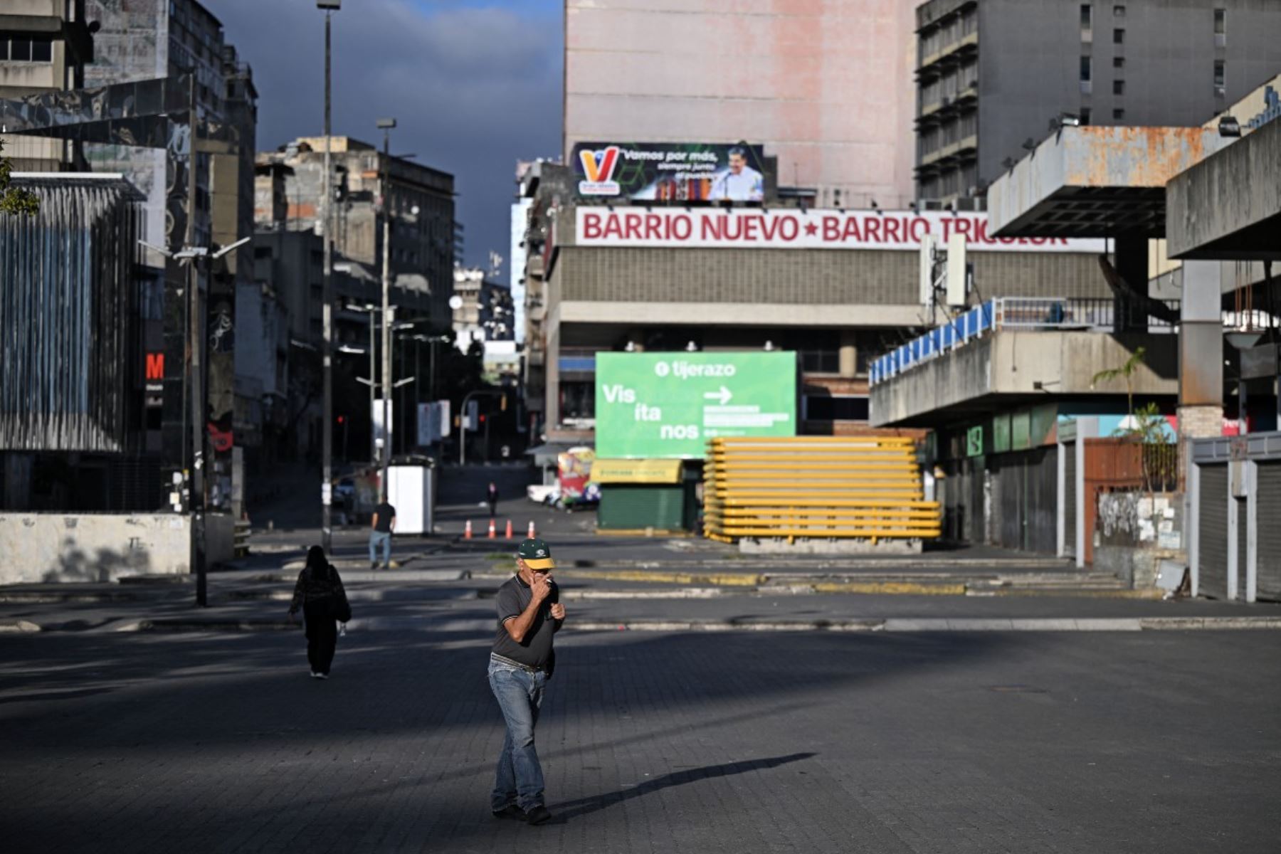 La gente camina por una calle en Caracas el 4 de enero de 2026, un día después de que el presidente de Venezuela, Nicolás Maduro, fuera capturado. Foto: AFP