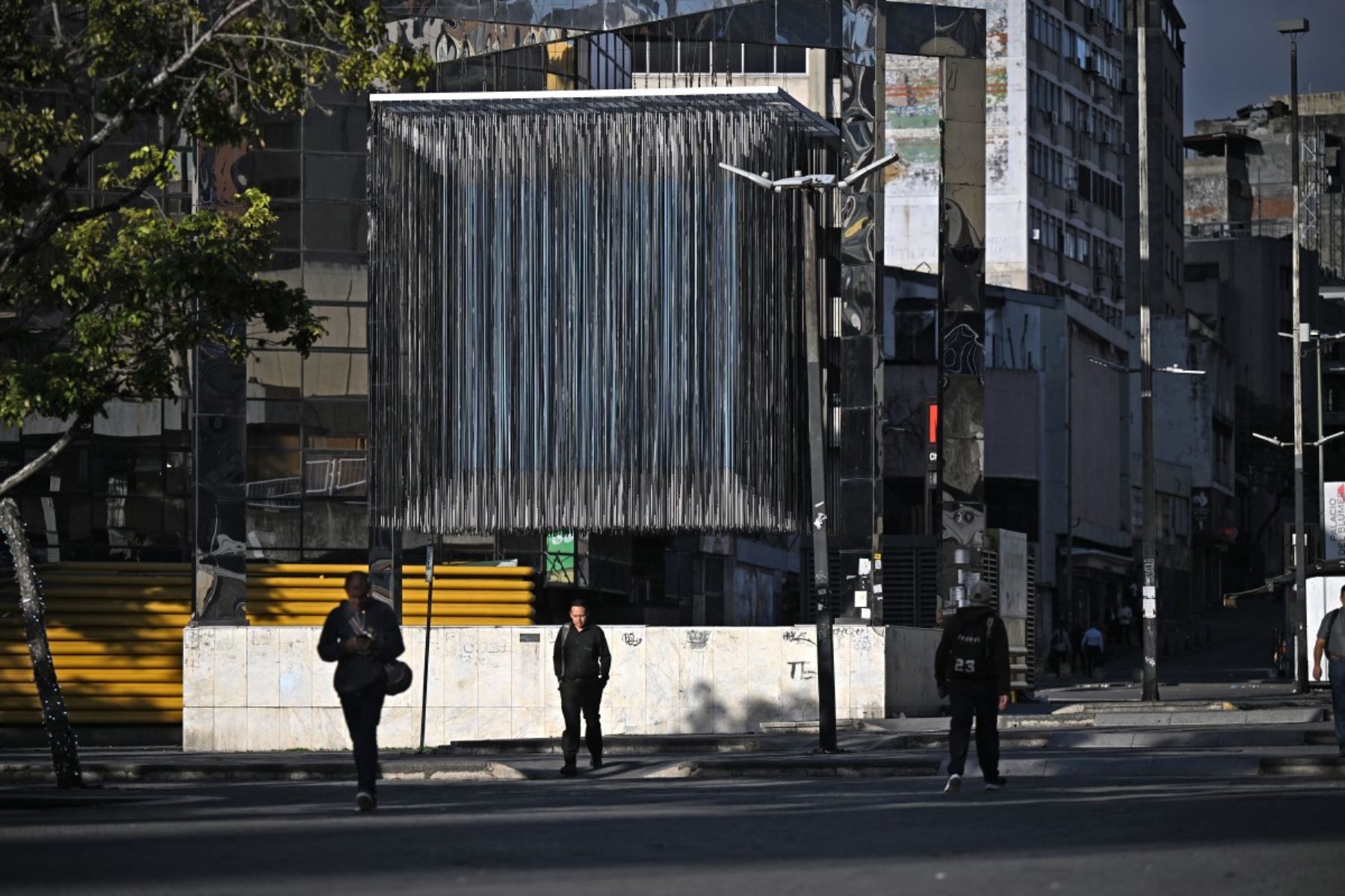 La gente camina por una calle en Caracas el 4 de enero de 2026, un día después de que el presidente de Venezuela, Nicolás Maduro, fuera capturado. Foto: AFP