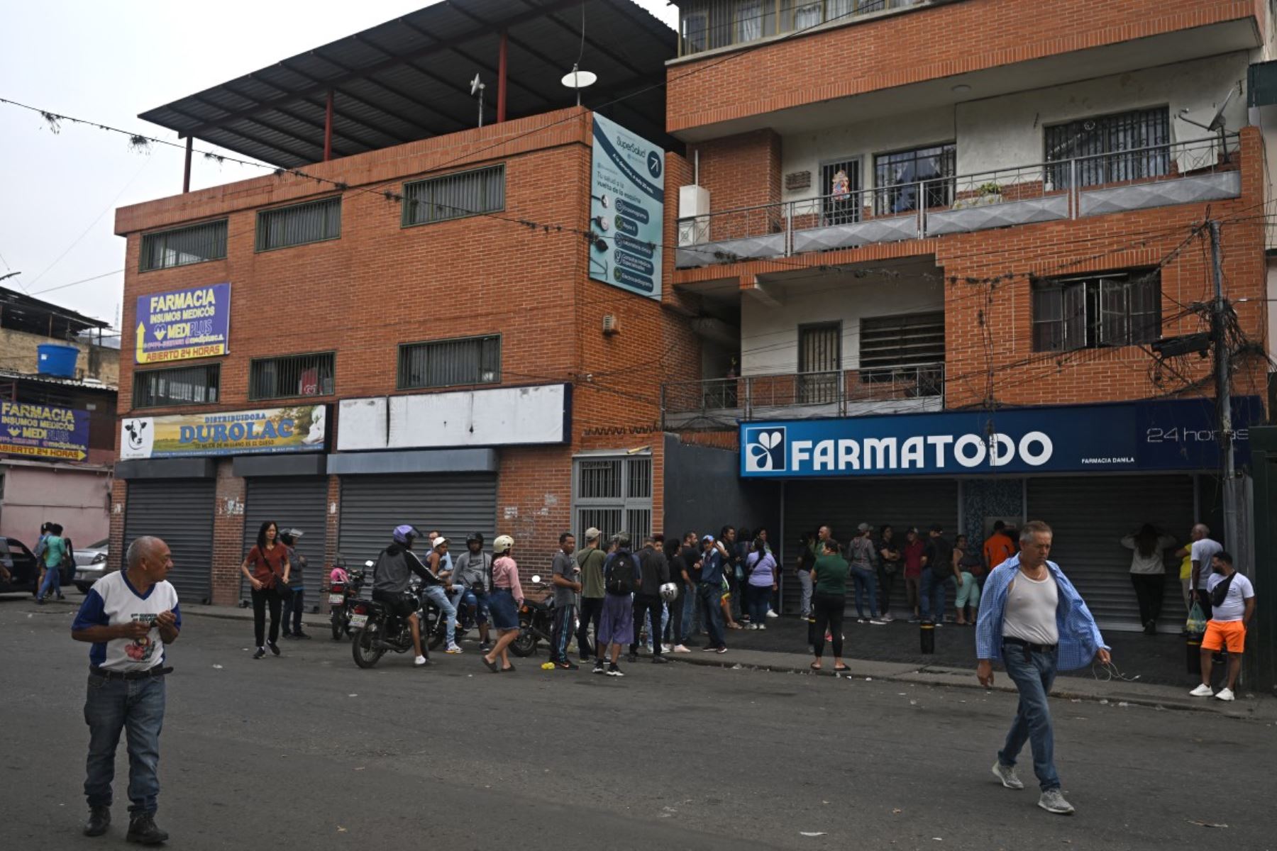 La gente camina por una calle en Caracas el 4 de enero de 2026, un día después de que el presidente de Venezuela, Nicolás Maduro, fuera capturado. Foto: AFP