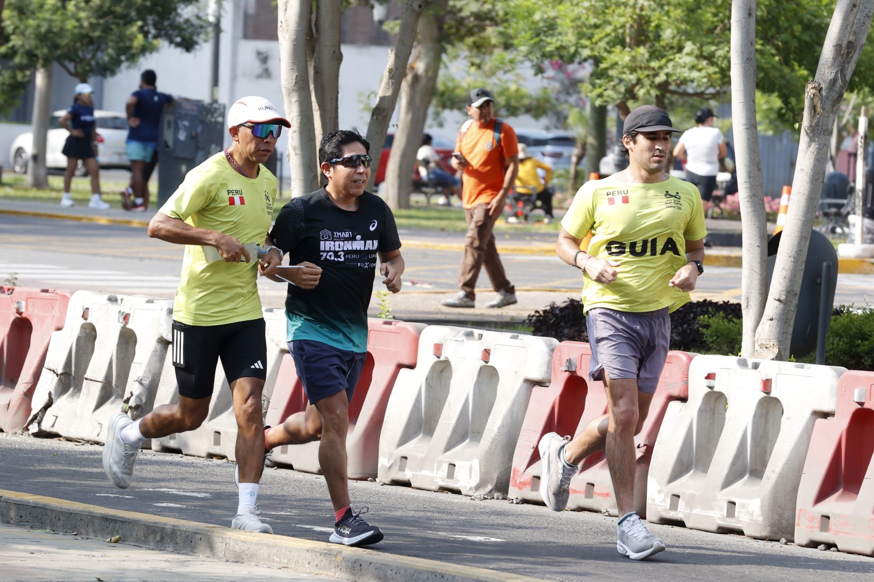 Vecinos de Lima disfrutan del verano este primer domingo de 2026 y realizan actividades deportivas en la avenida Arequipa. Foto: ANDINA/ Vidal Tarqui