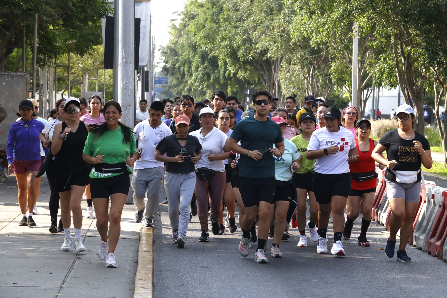 Vecinos de Lima disfrutan del verano este primer domingo de 2026 y realizan actividades deportivas en la avenida Arequipa. Foto: ANDINA/ Vidal Tarqui
