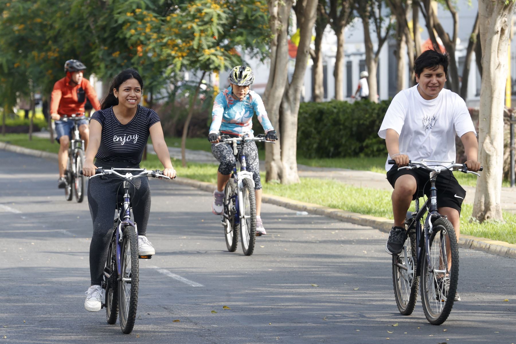 Vecinos de Lima disfrutan del verano este primer domingo de 2026 y realizan actividades deportivas en la avenida Arequipa. Foto: ANDINA/ Vidal Tarqui