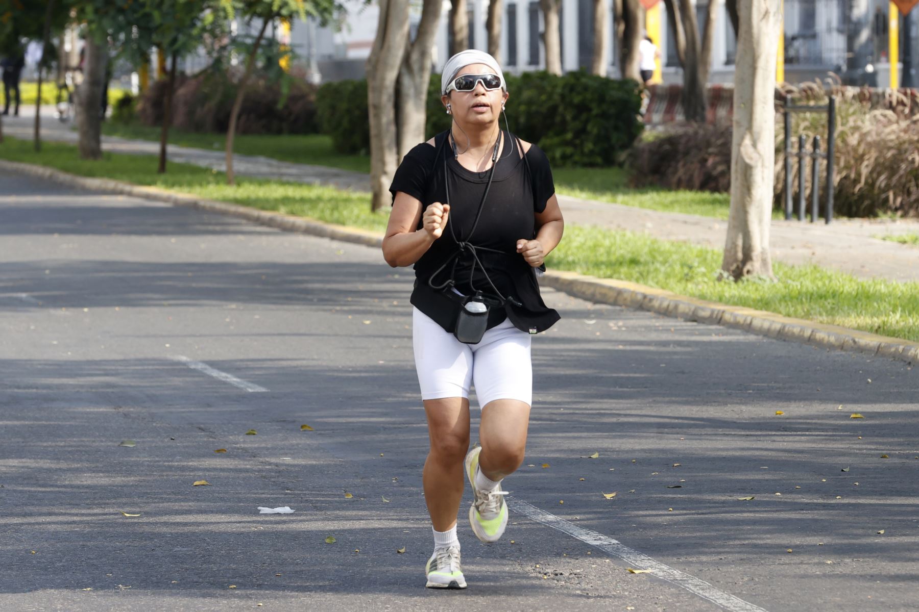 Vecinos de Lima disfrutan del verano este primer domingo de 2026 y realizan actividades deportivas en la avenida Arequipa. Foto: ANDINA/ Vidal Tarqui