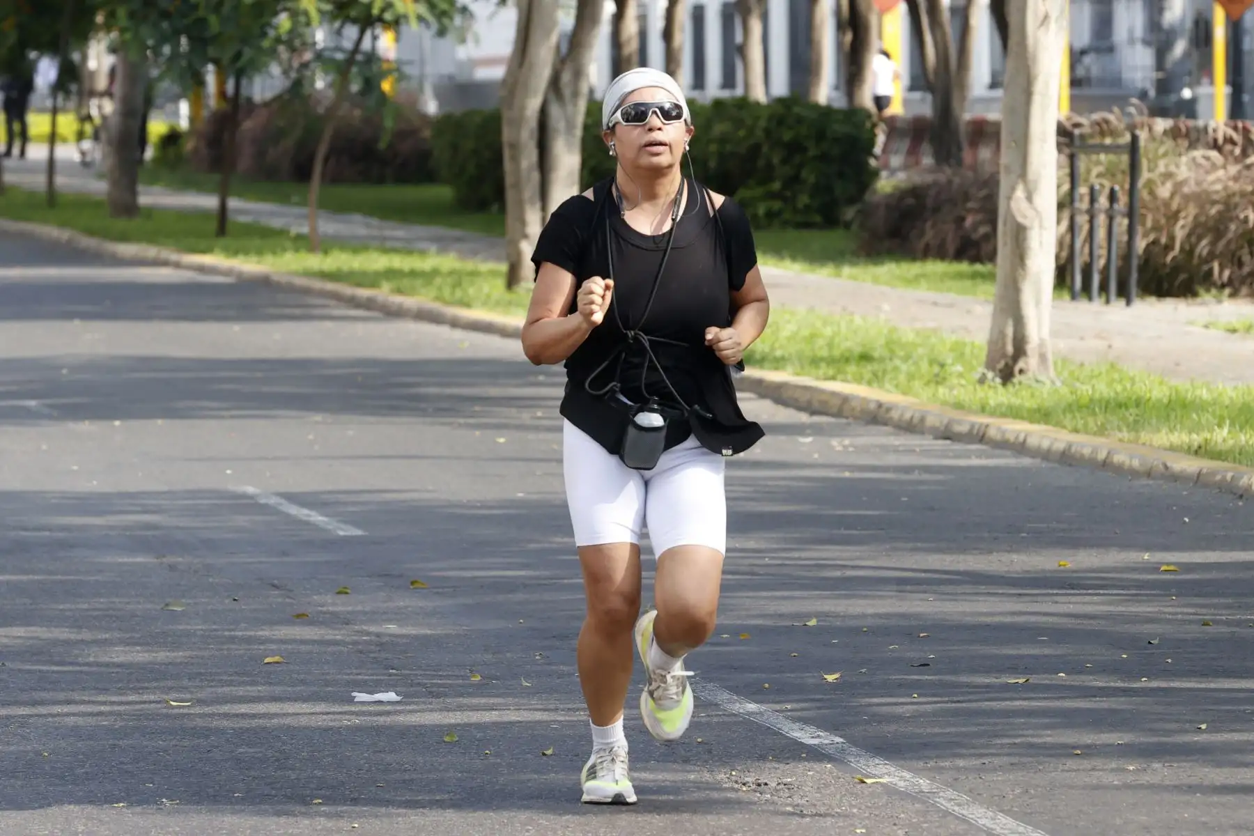 Vecinos de Lima disfrutan del verano este primer domingo de 2026 y realizan actividades deportivas en la avenida Arequipa. Foto: ANDINA/ Vidal Tarqui